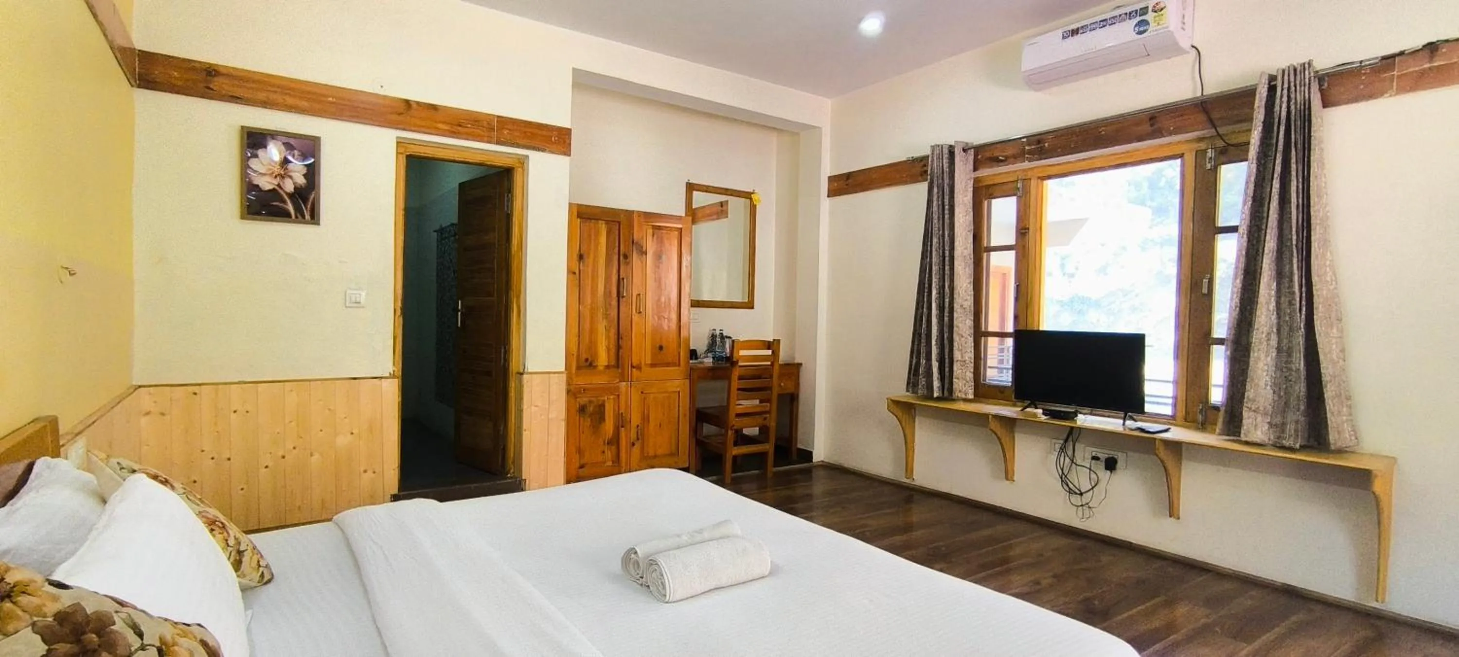 Bed in Tirthan Grand Riverside