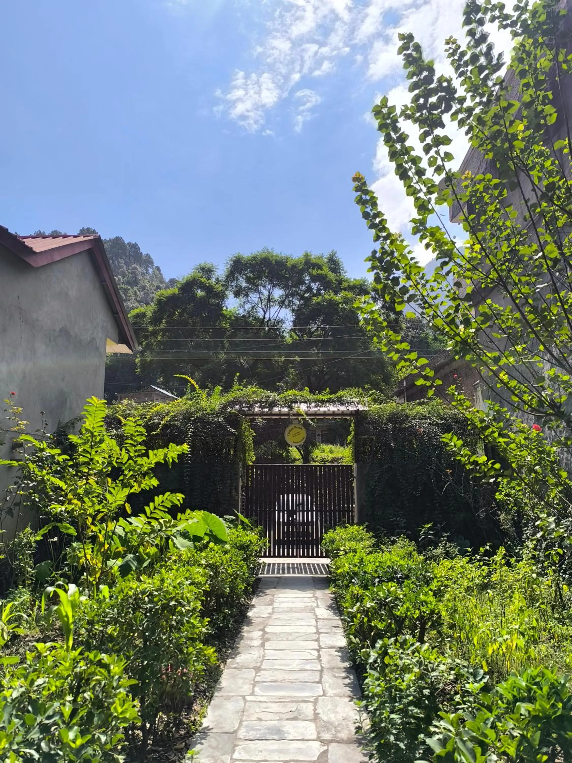 Garden in Tirthan Grand Riverside