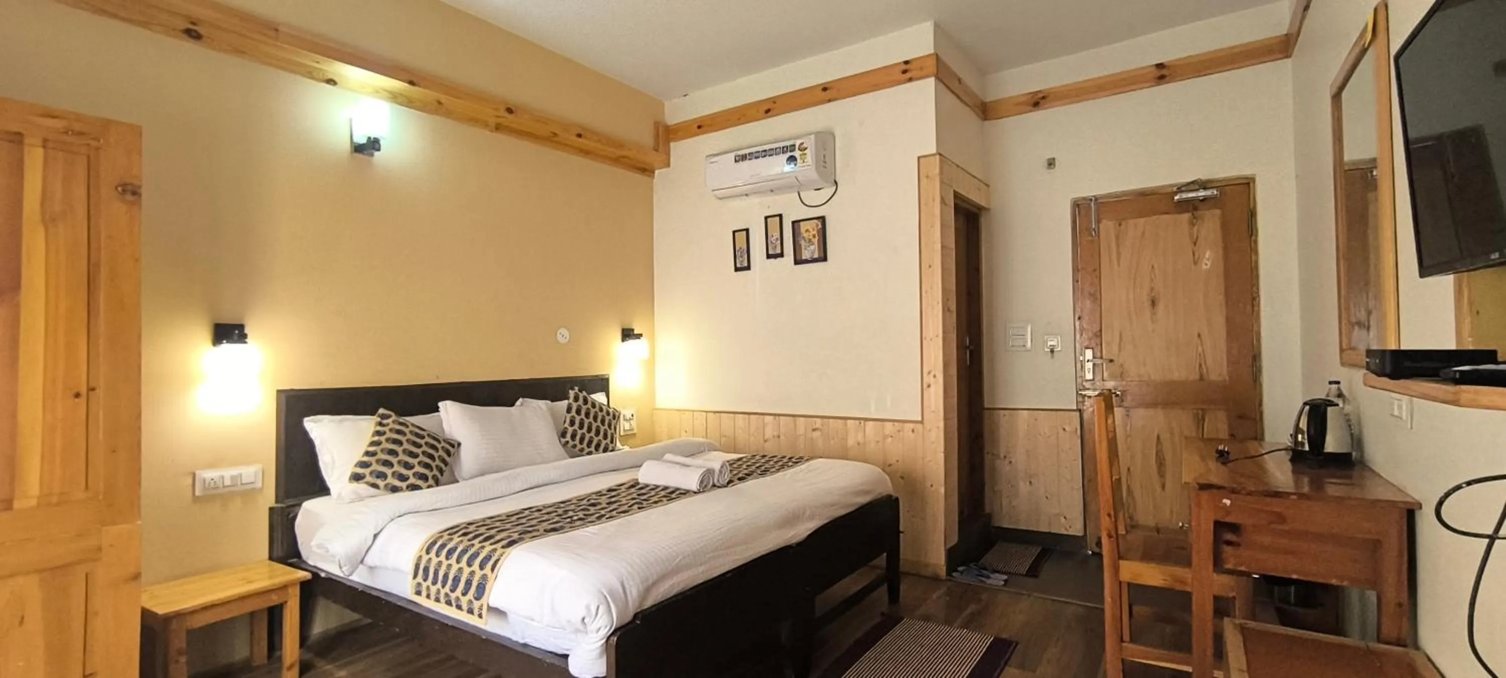 Bed in Tirthan Grand Riverside