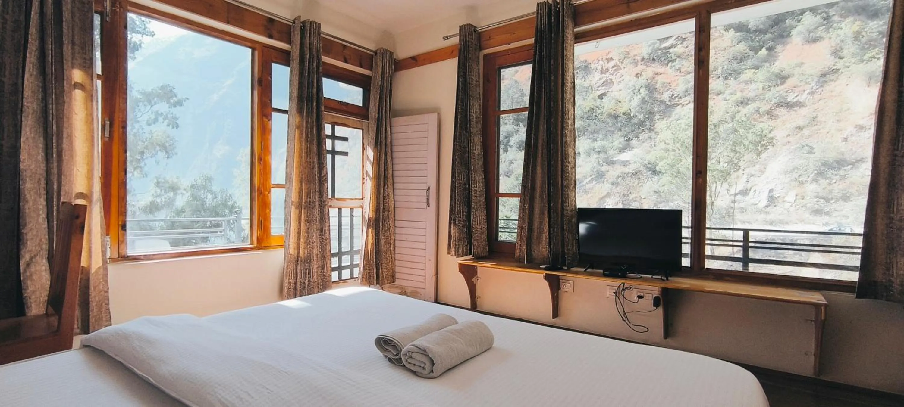 Bed in Tirthan Grand Riverside