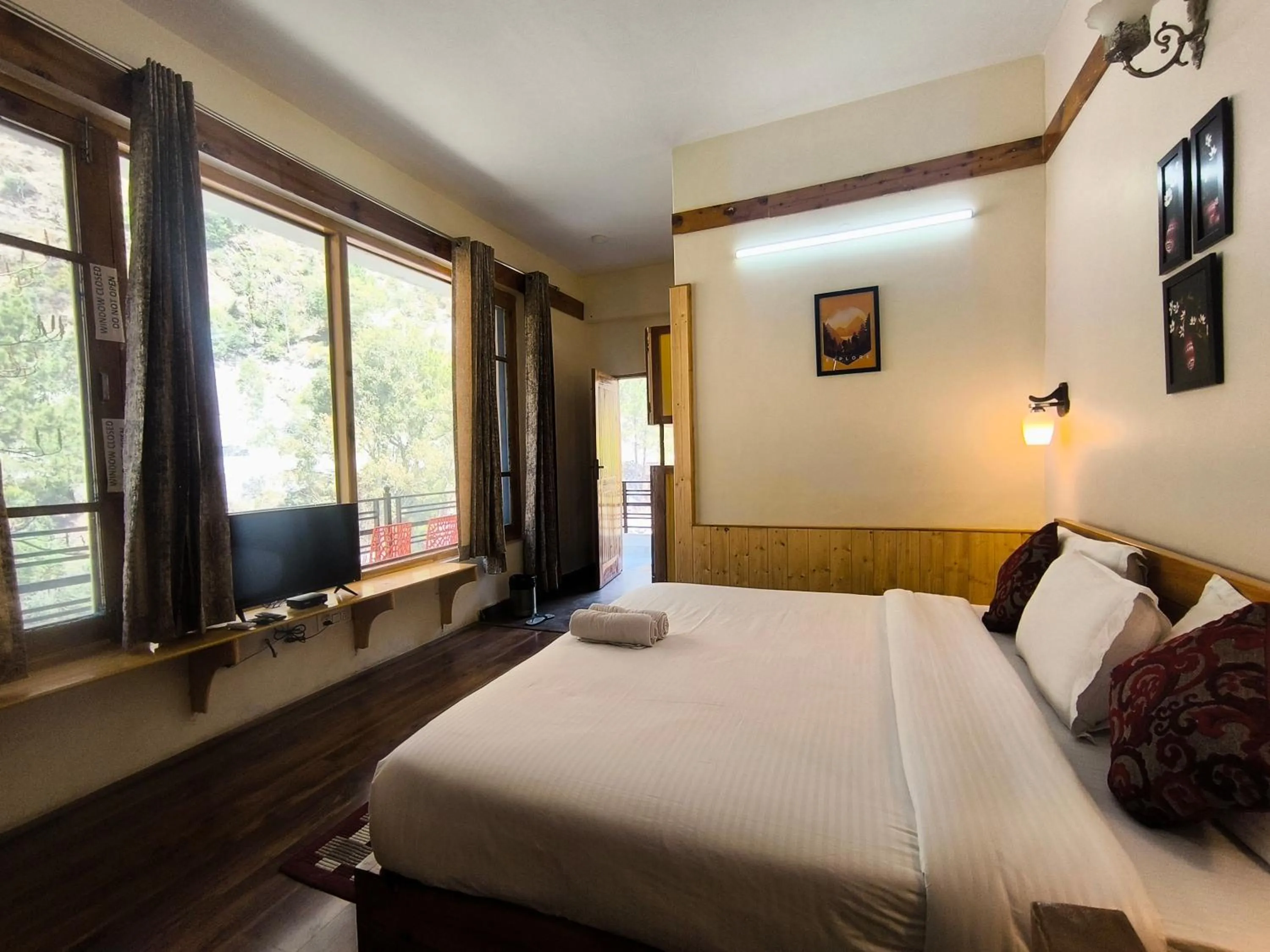 Bed in Tirthan Grand Riverside