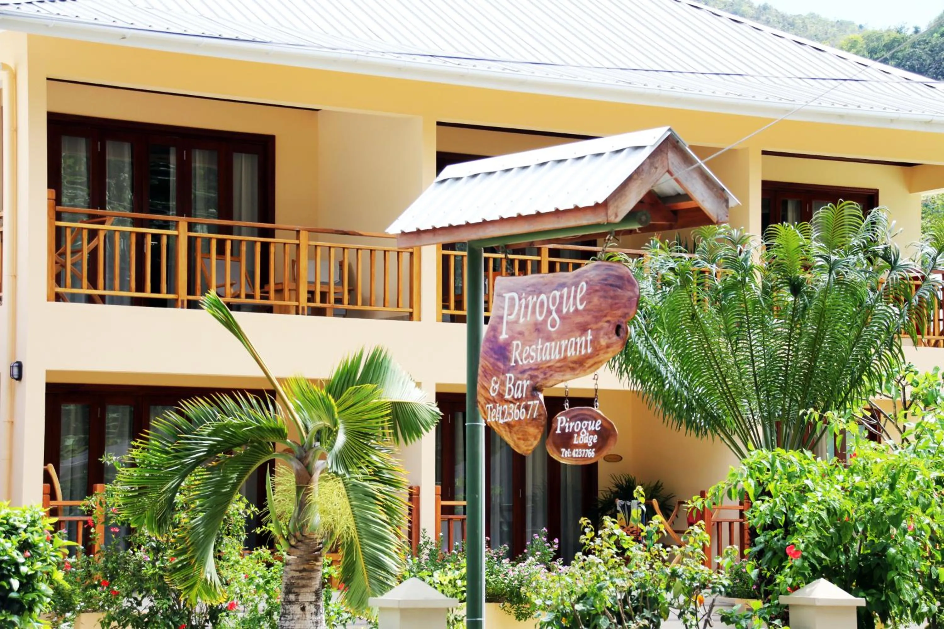 Facade/entrance in Pirogue Lodge