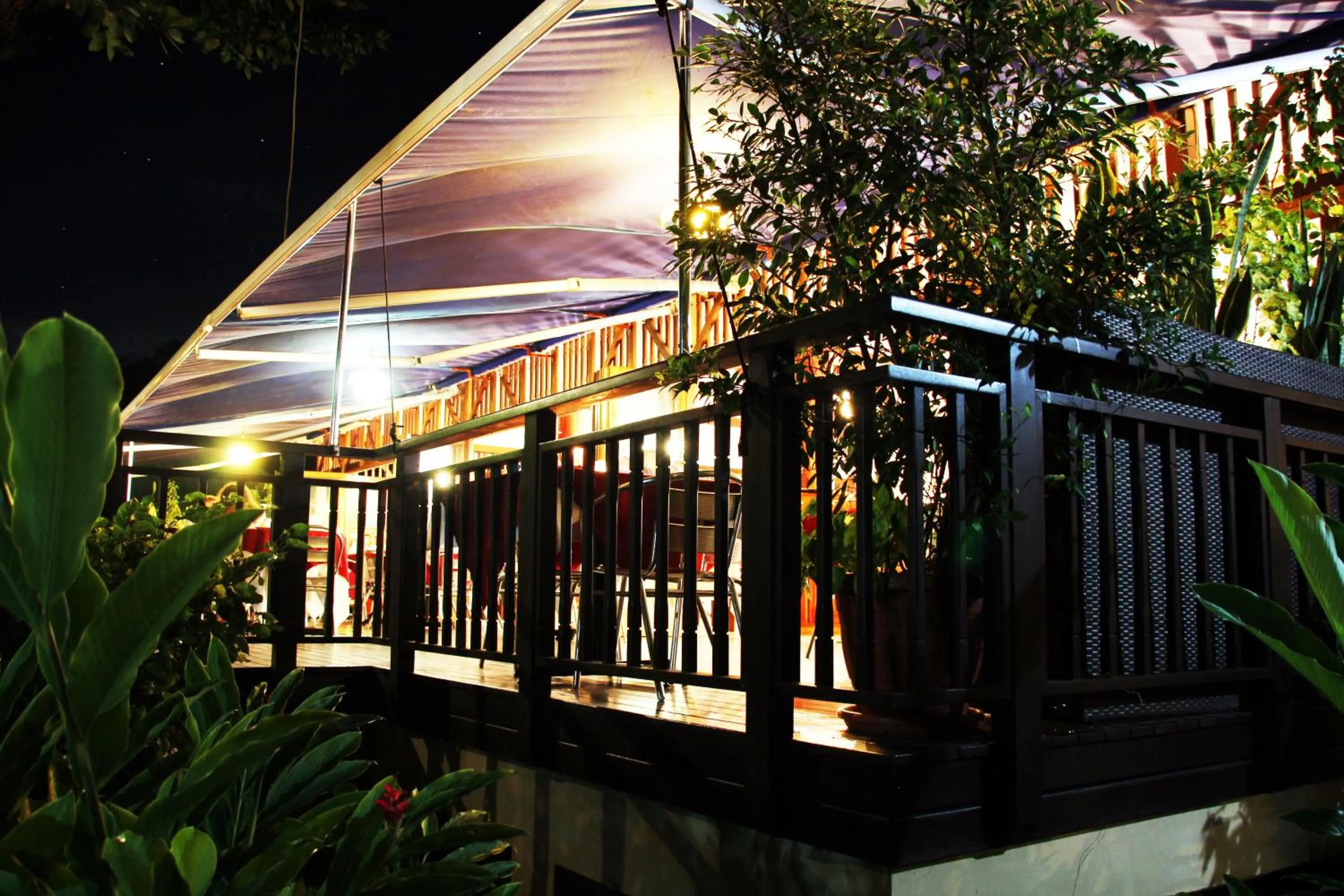 Restaurant/places to eat in Pirogue Lodge