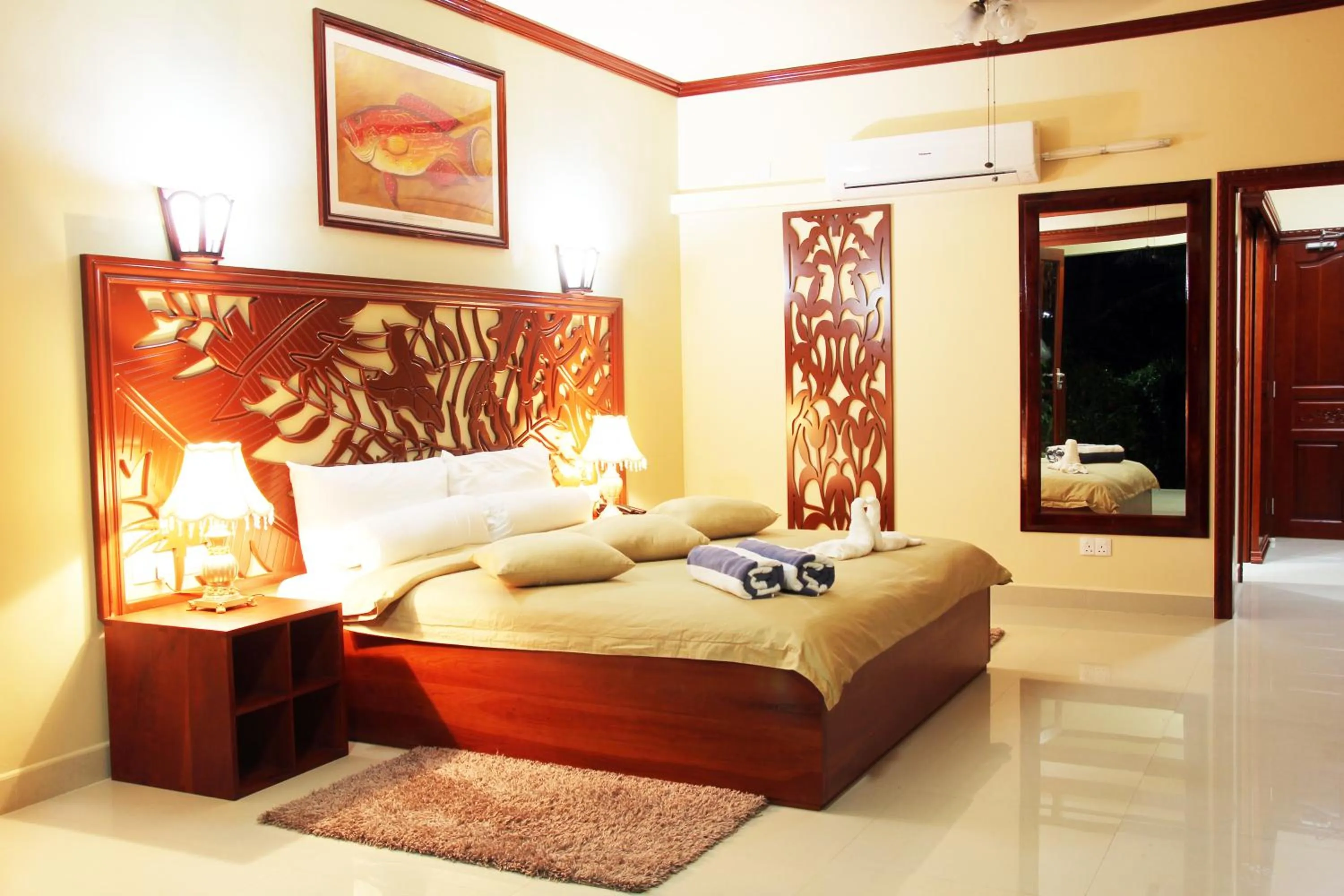 Bedroom, Bed in Pirogue Lodge