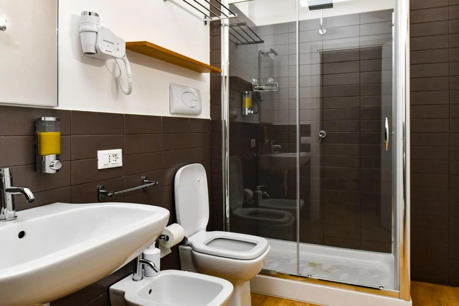 Shower in Ballarooms B&B Palermo Centro