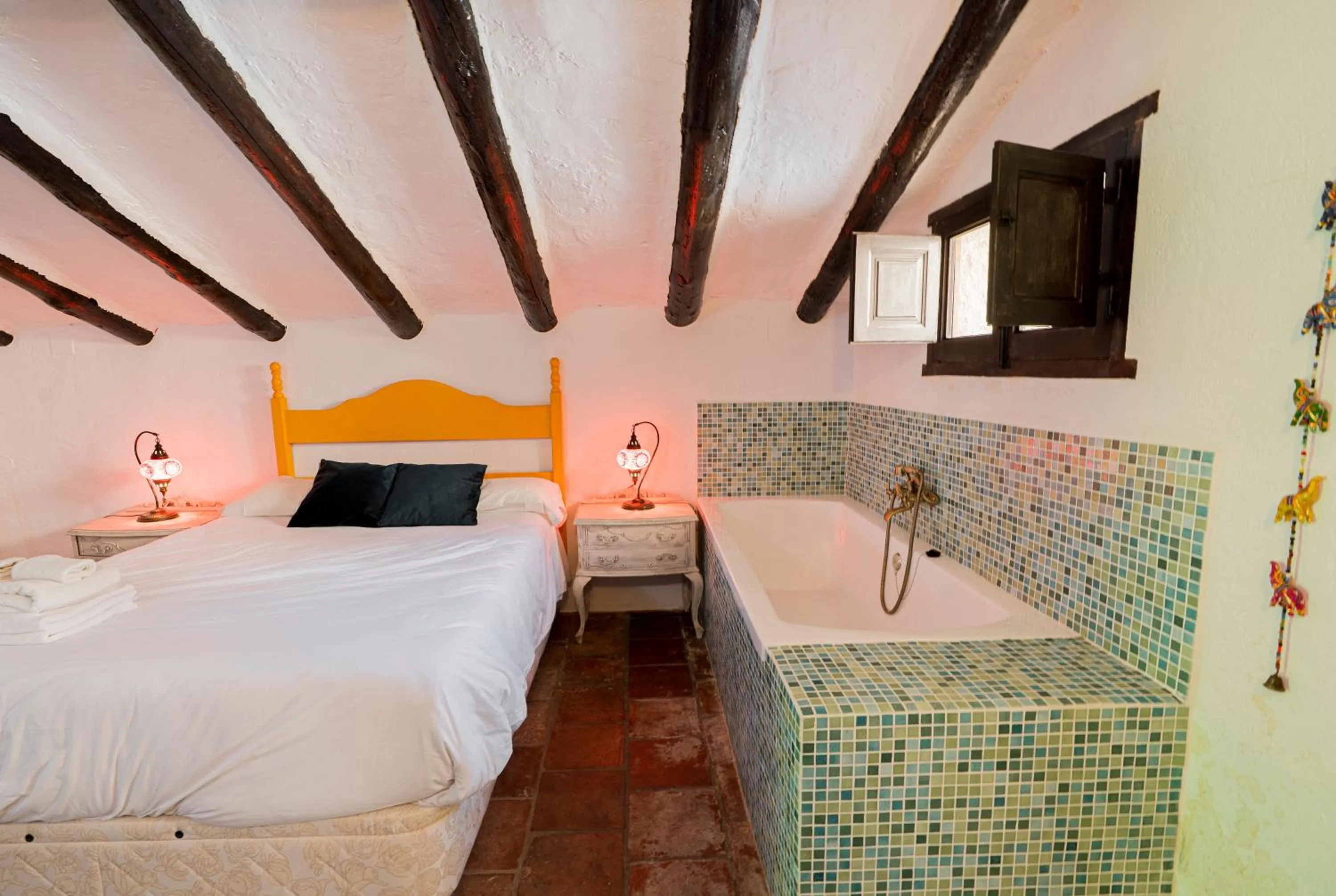 Bath, Bed in Hotel Rural Alqueria de los lentos