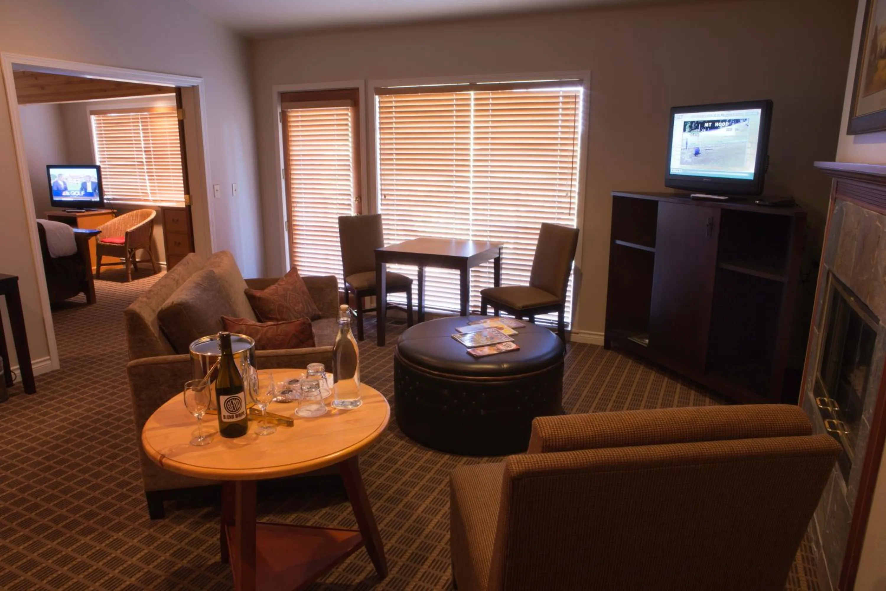Living room in Pine Ridge Inn