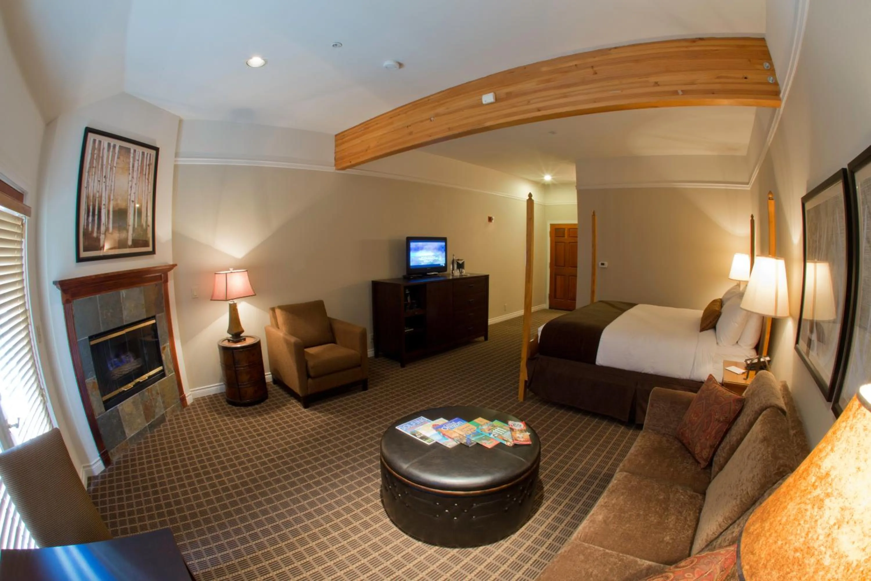 Photo of the whole room, Bed in Pine Ridge Inn