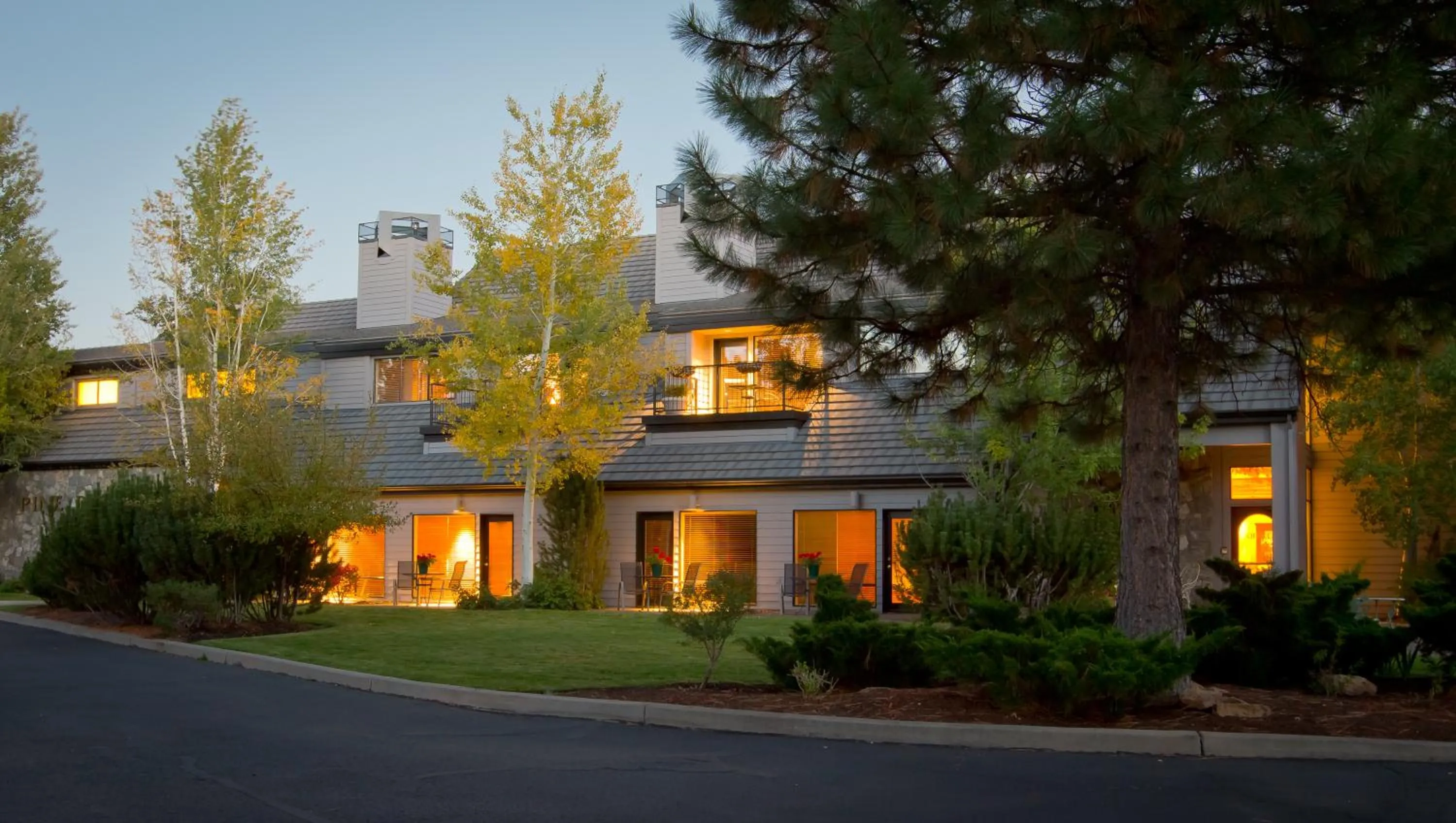 Property building in Pine Ridge Inn