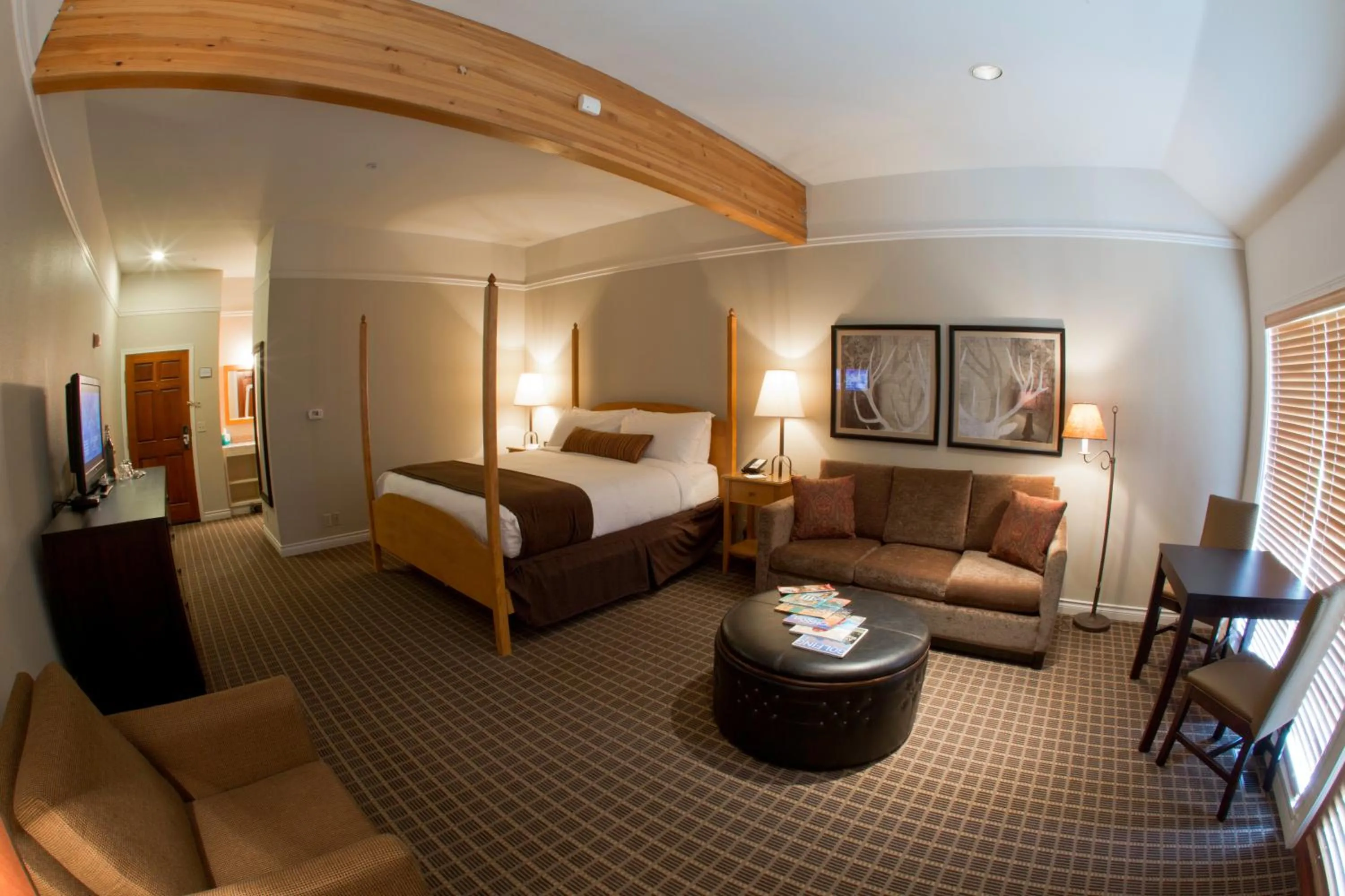 Photo of the whole room, Bed in Pine Ridge Inn