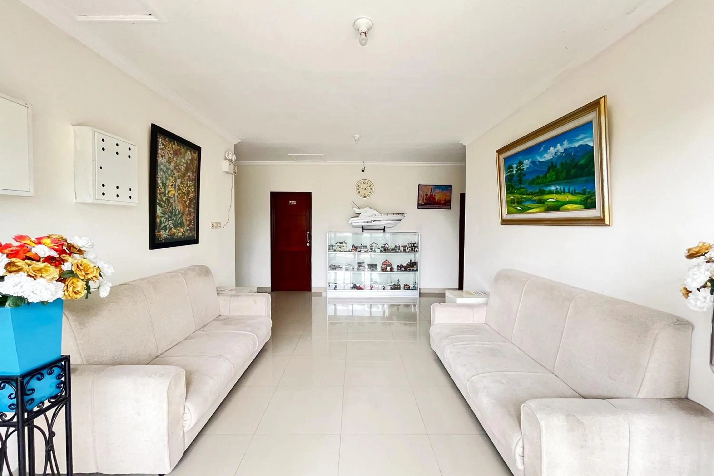 Seating area in Papa Kana Farm Mitra RedDoorz At Pacet Mojokerto