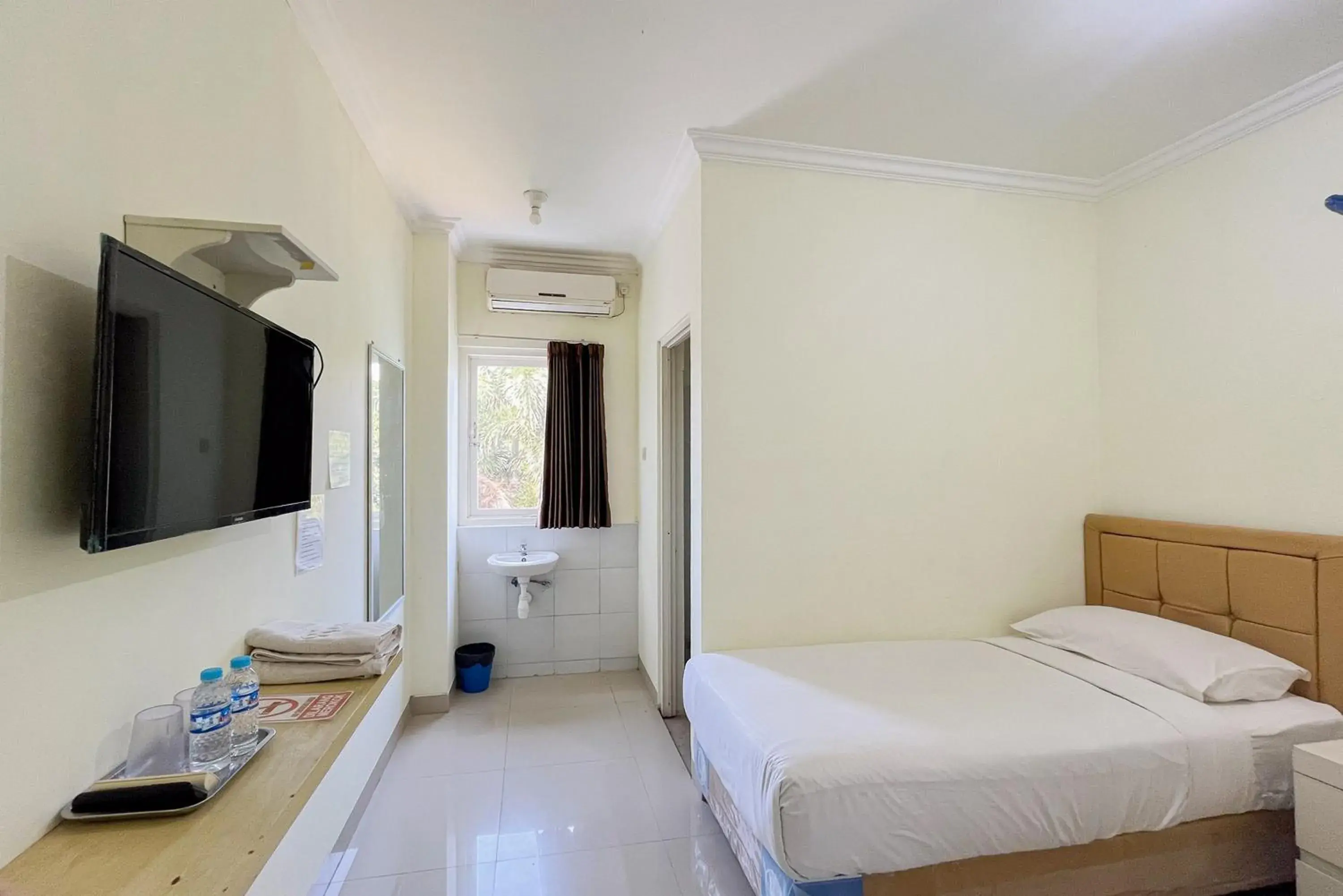 Standard Twin Room in Papa Kana Farm Mitra RedDoorz At Pacet Mojokerto Standard Twin Room in Papa Kana Farm Mitra RedDoorz At Pacet Mojokerto