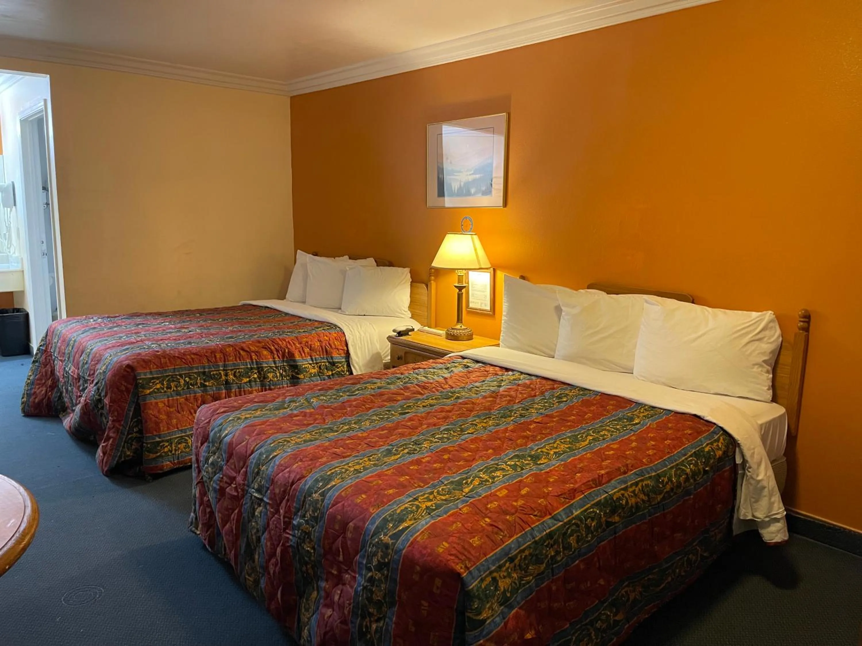 Bed in Americas Best Value Inn-Mojave