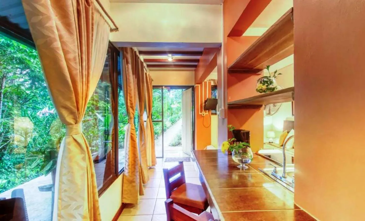 Kitchen or kitchenette in Hotel San Rafael Ecolodge