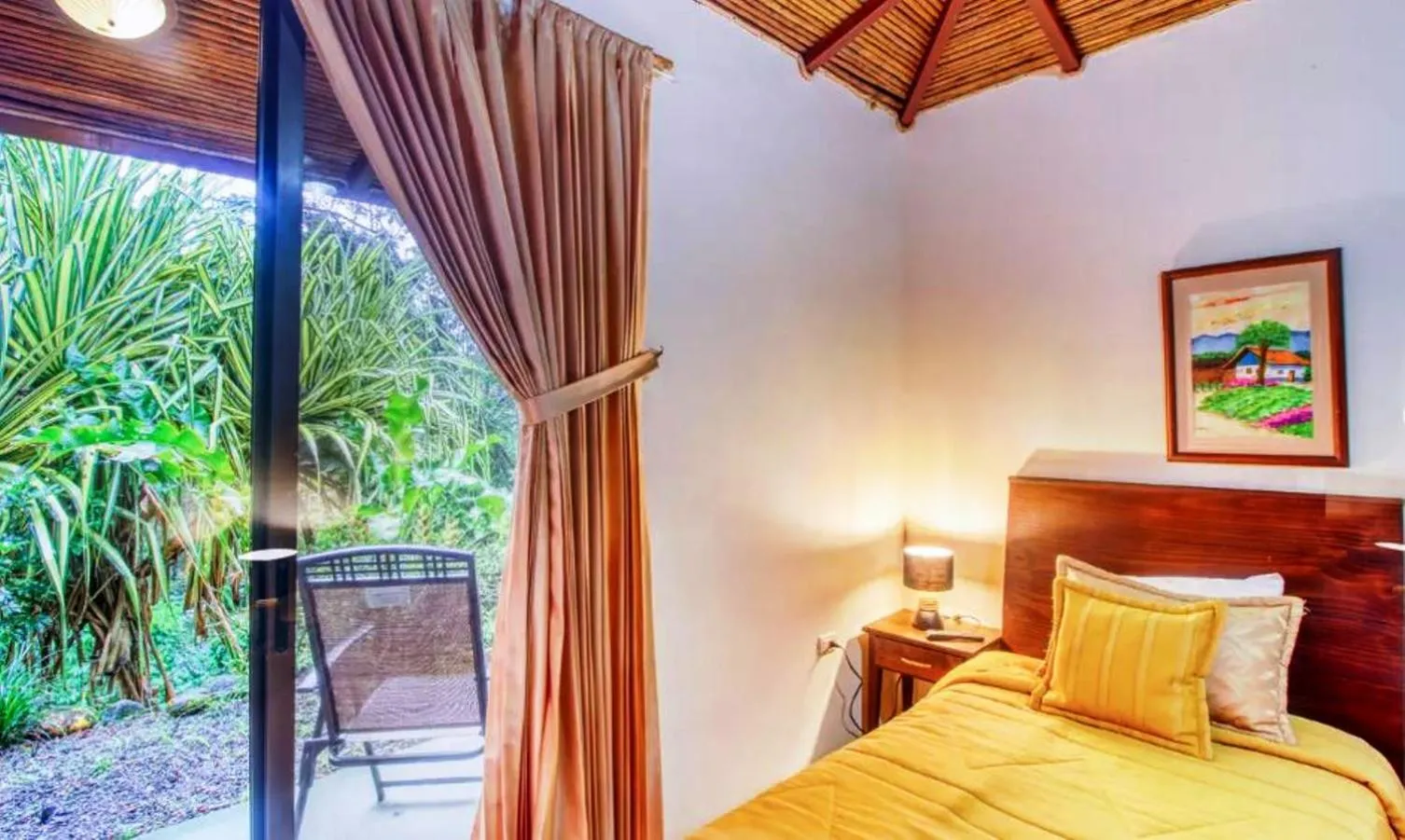 Bed in Hotel San Rafael Ecolodge