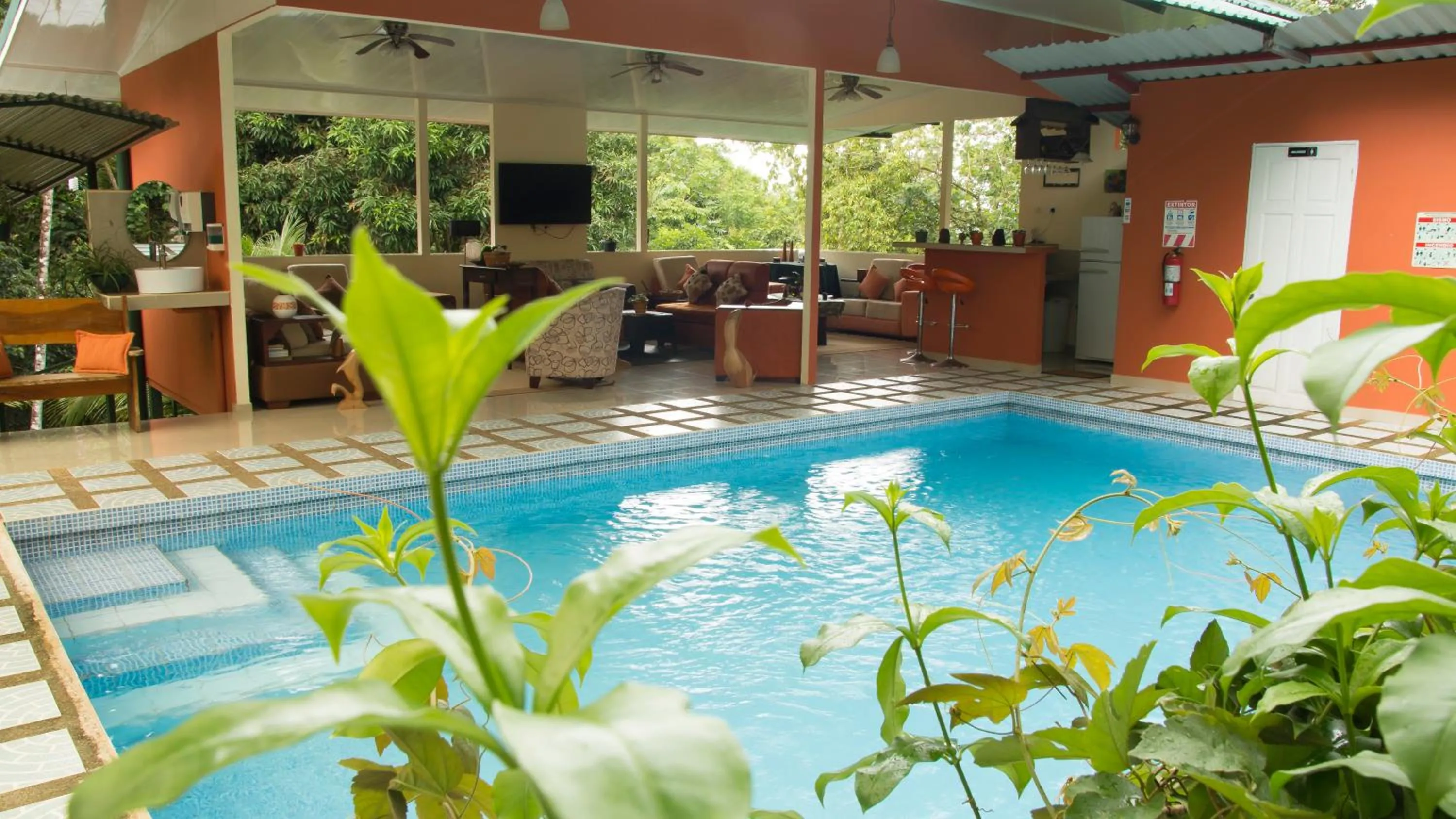 Swimming pool in Hotel San Rafael Ecolodge