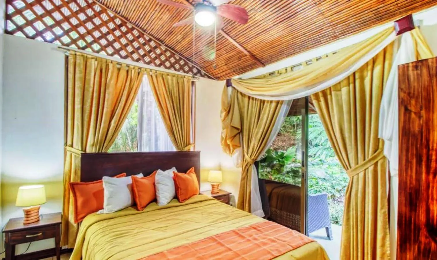 Photo of the whole room, Bed in Hotel San Rafael Ecolodge