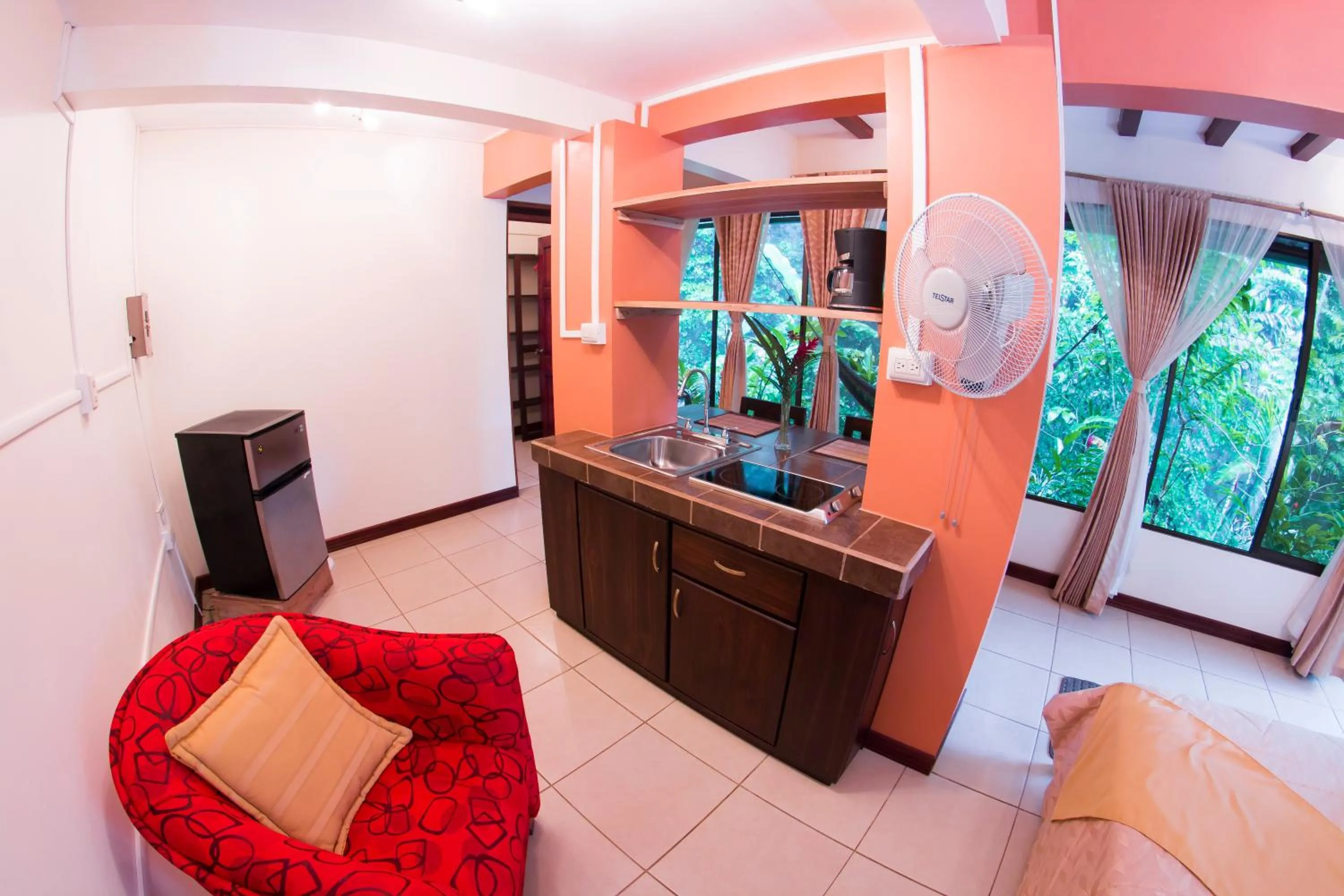 Kitchen or kitchenette in Hotel San Rafael Ecolodge