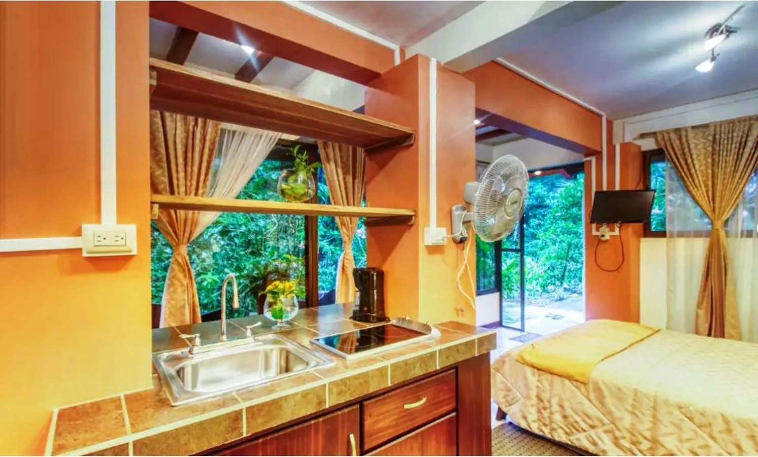 Kitchen or kitchenette, Bed in Hotel San Rafael Ecolodge