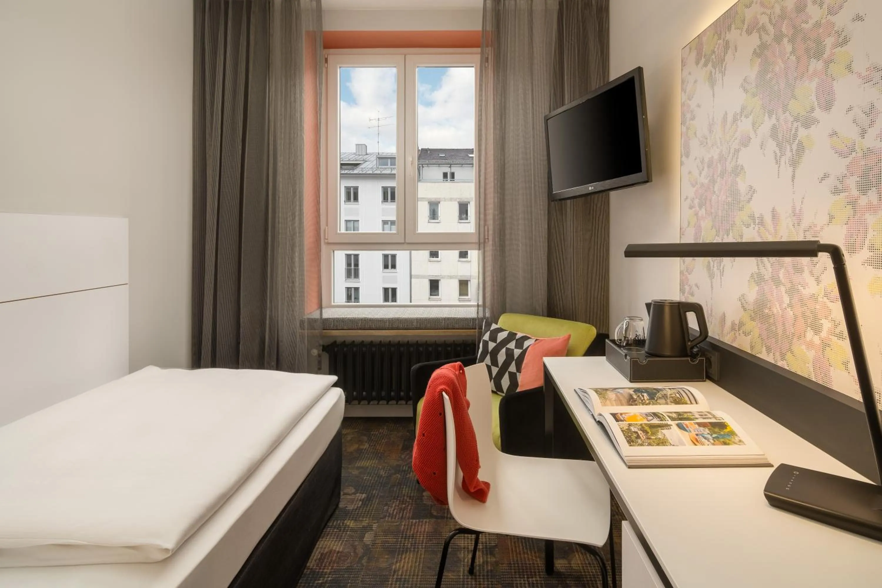 Photo of the whole room, Bed in Boutique Hotel Atrium München