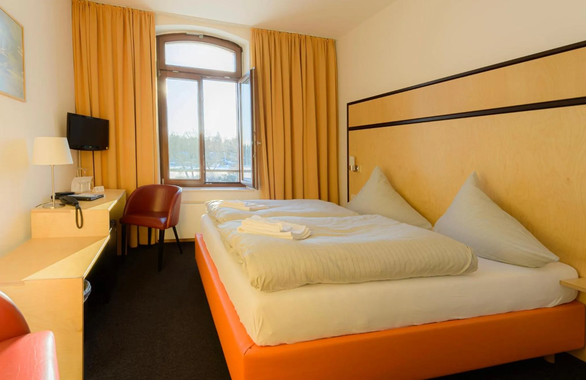 Photo of the whole room, Bed in Hotel Am Tiefwarensee