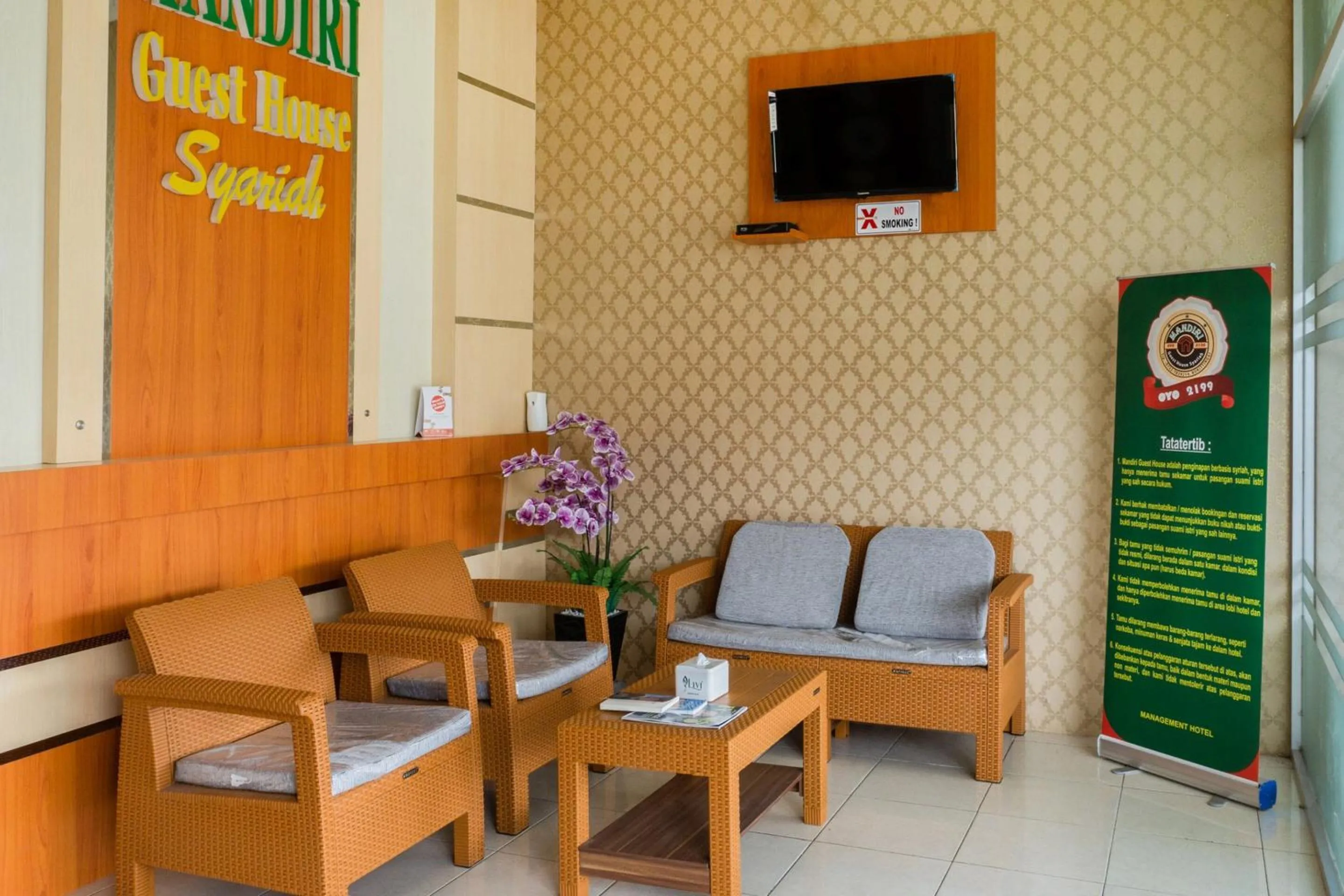 Lobby or reception in Hotel O Mandiri Guest House Syariah