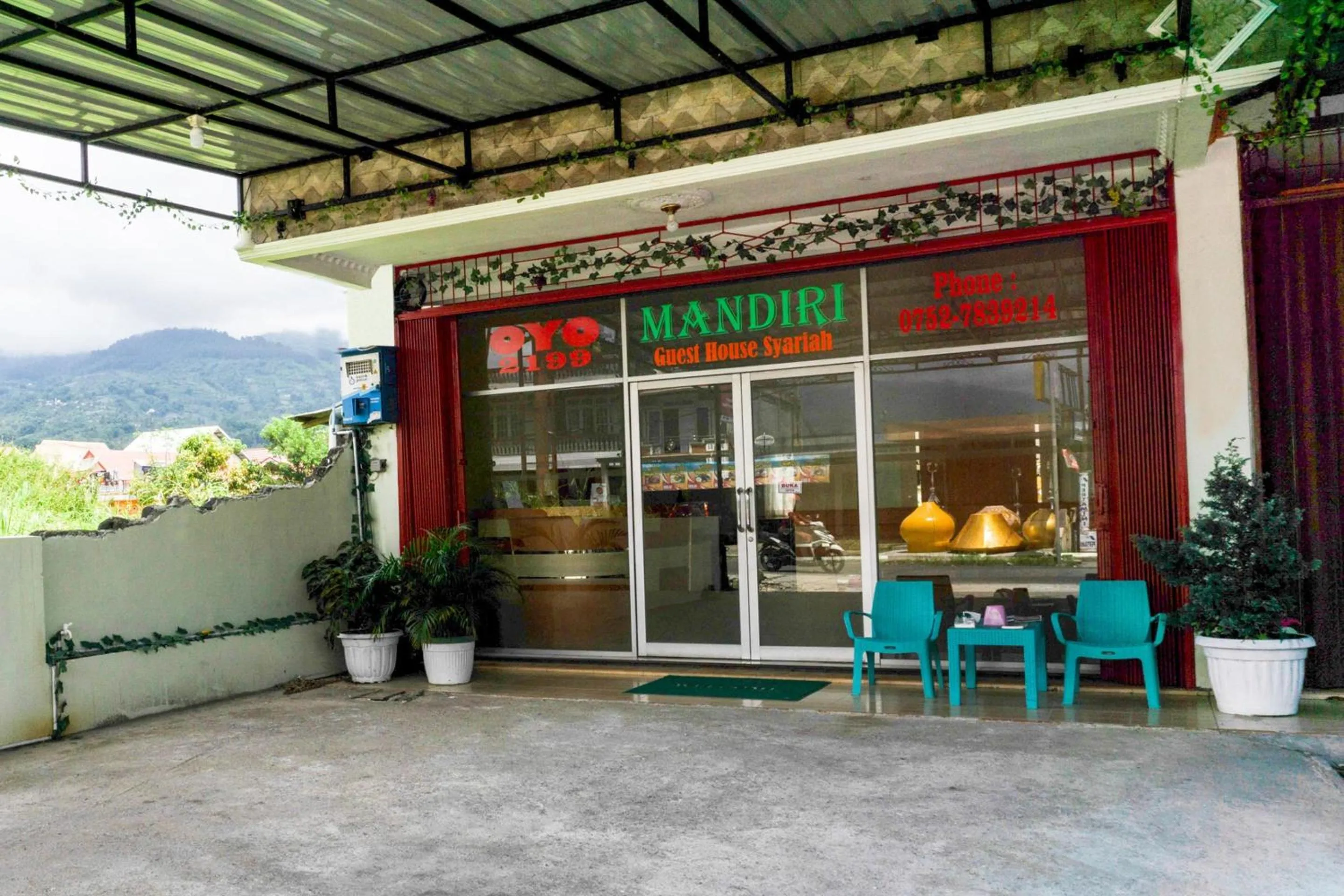 Facade/entrance in Hotel O Mandiri Guest House Syariah