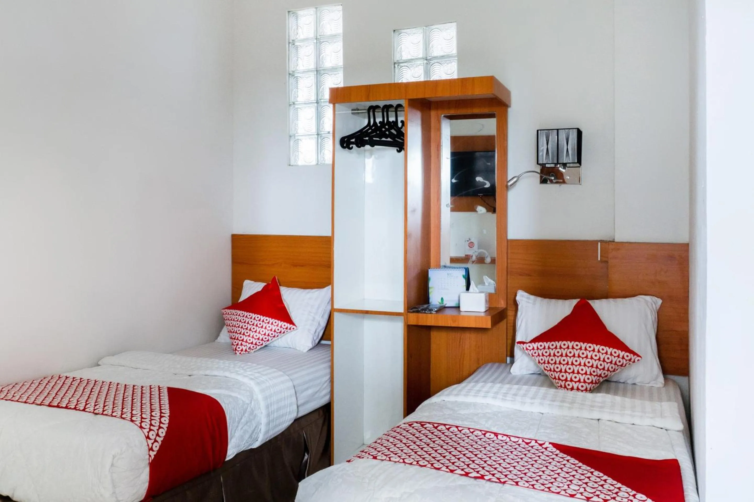 Bedroom, Bed in Hotel O Mandiri Guest House Syariah