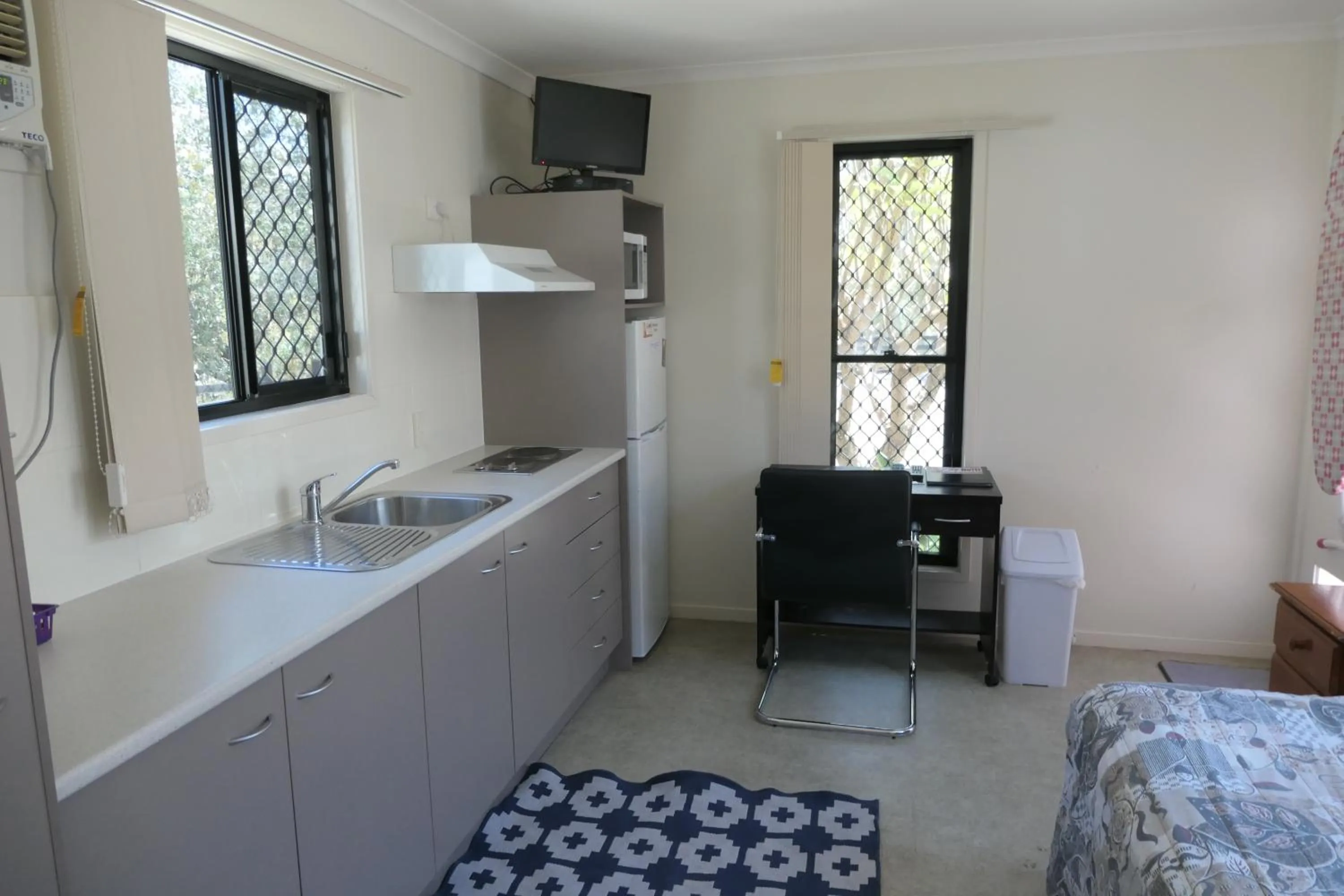 Kitchen or kitchenette in Mt Isa City Motel