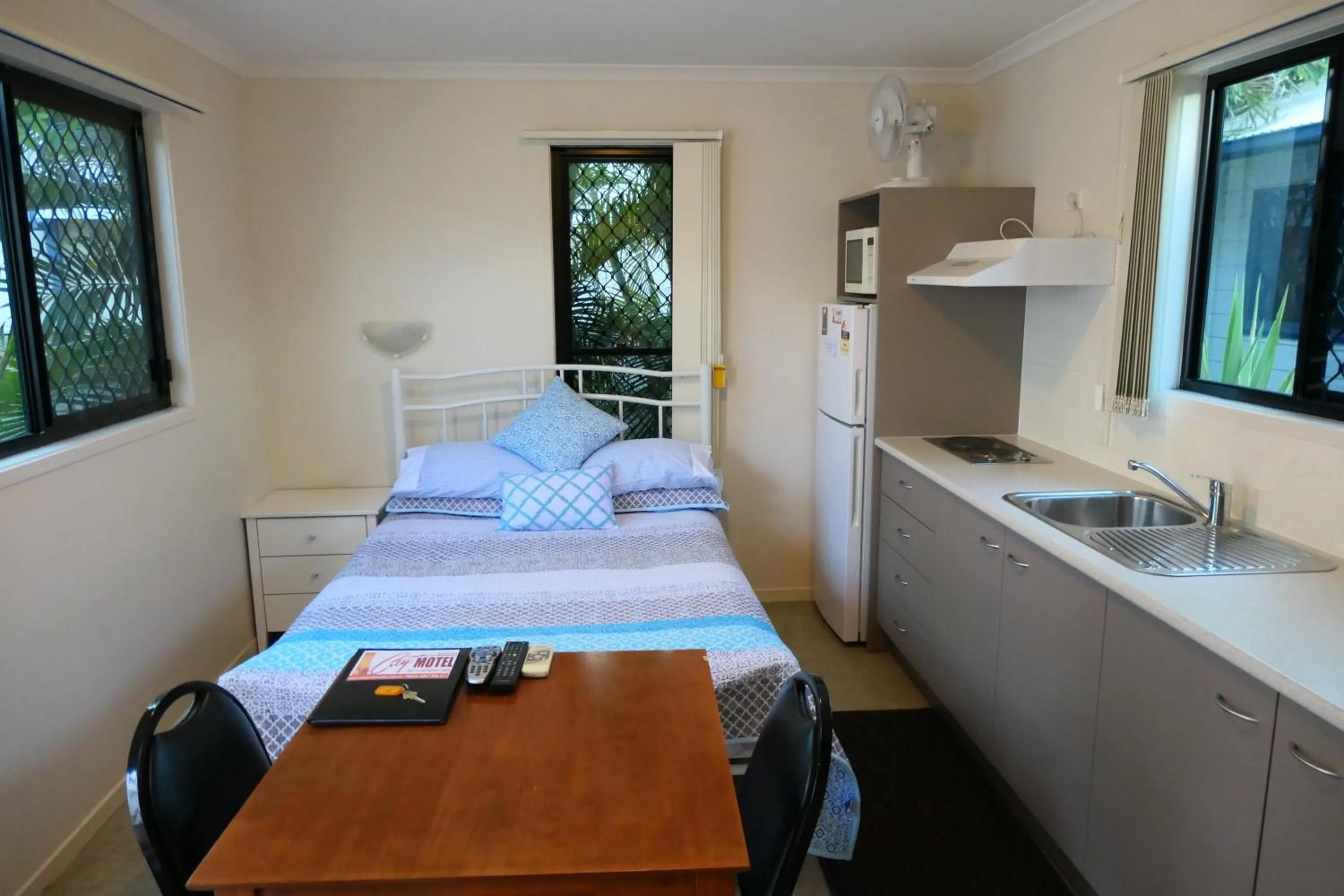 Kitchen or kitchenette, Bed in Mt Isa City Motel