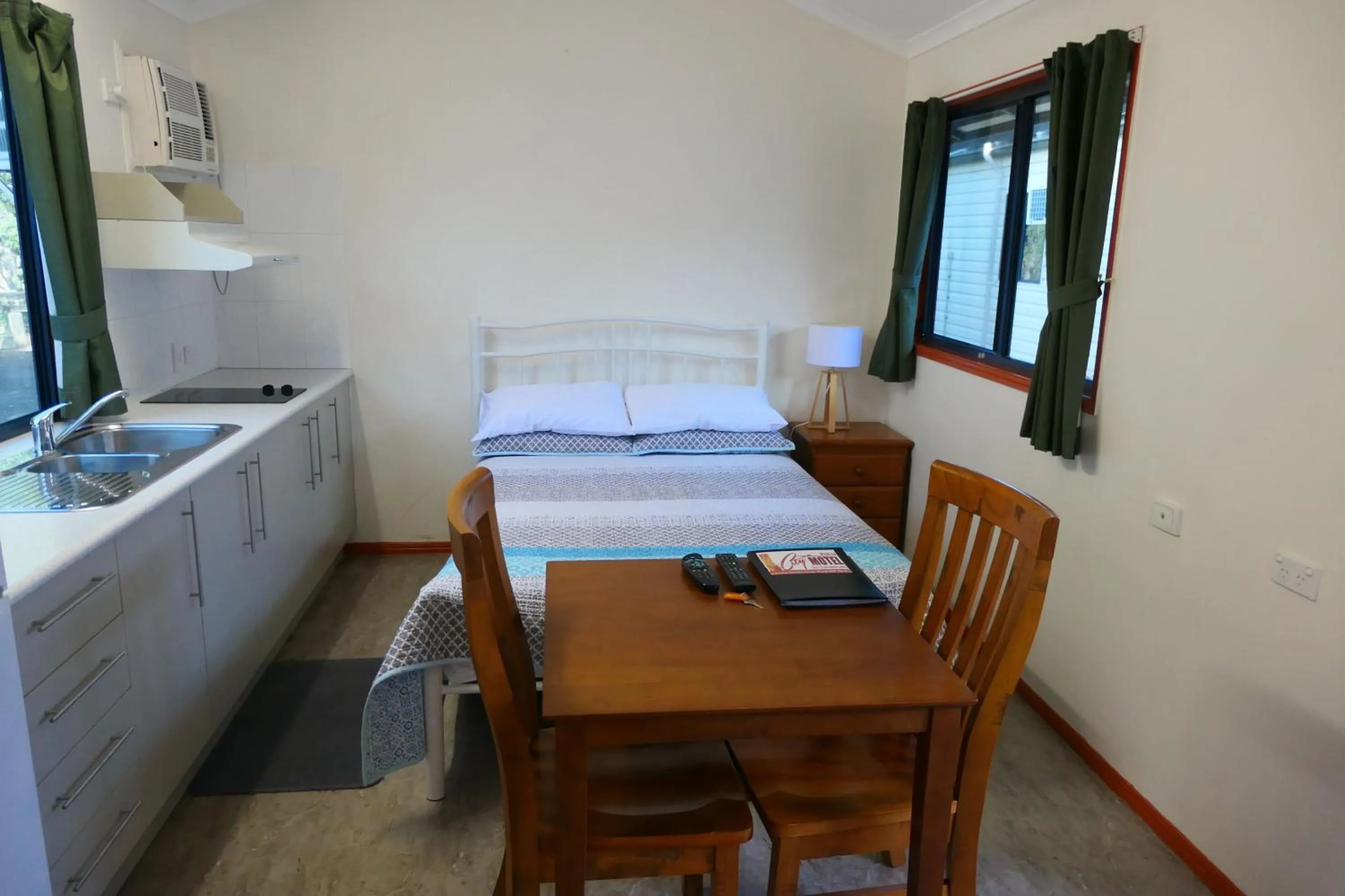 Kitchen or kitchenette, Bed in Mt Isa City Motel