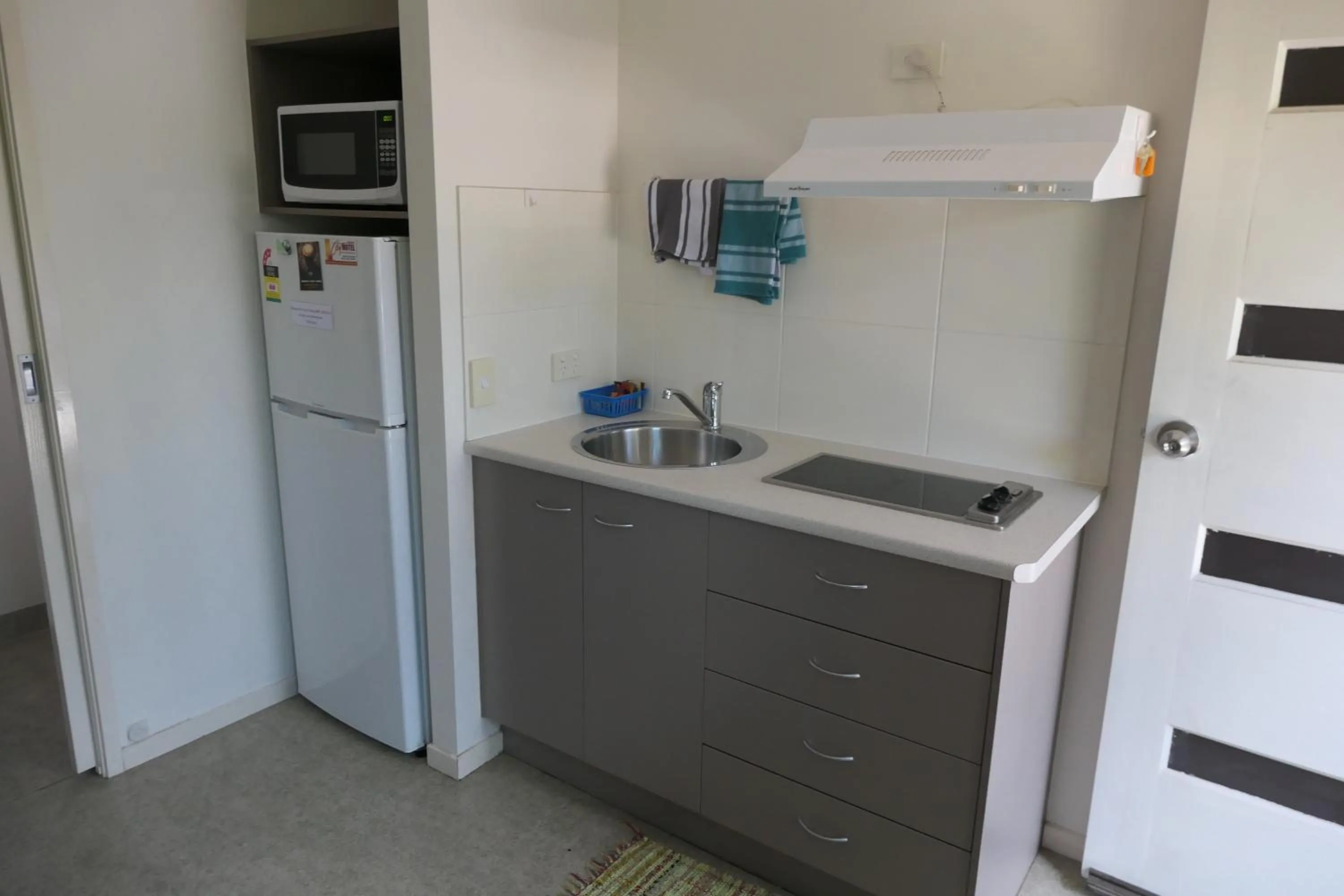 Kitchen or kitchenette in Mt Isa City Motel