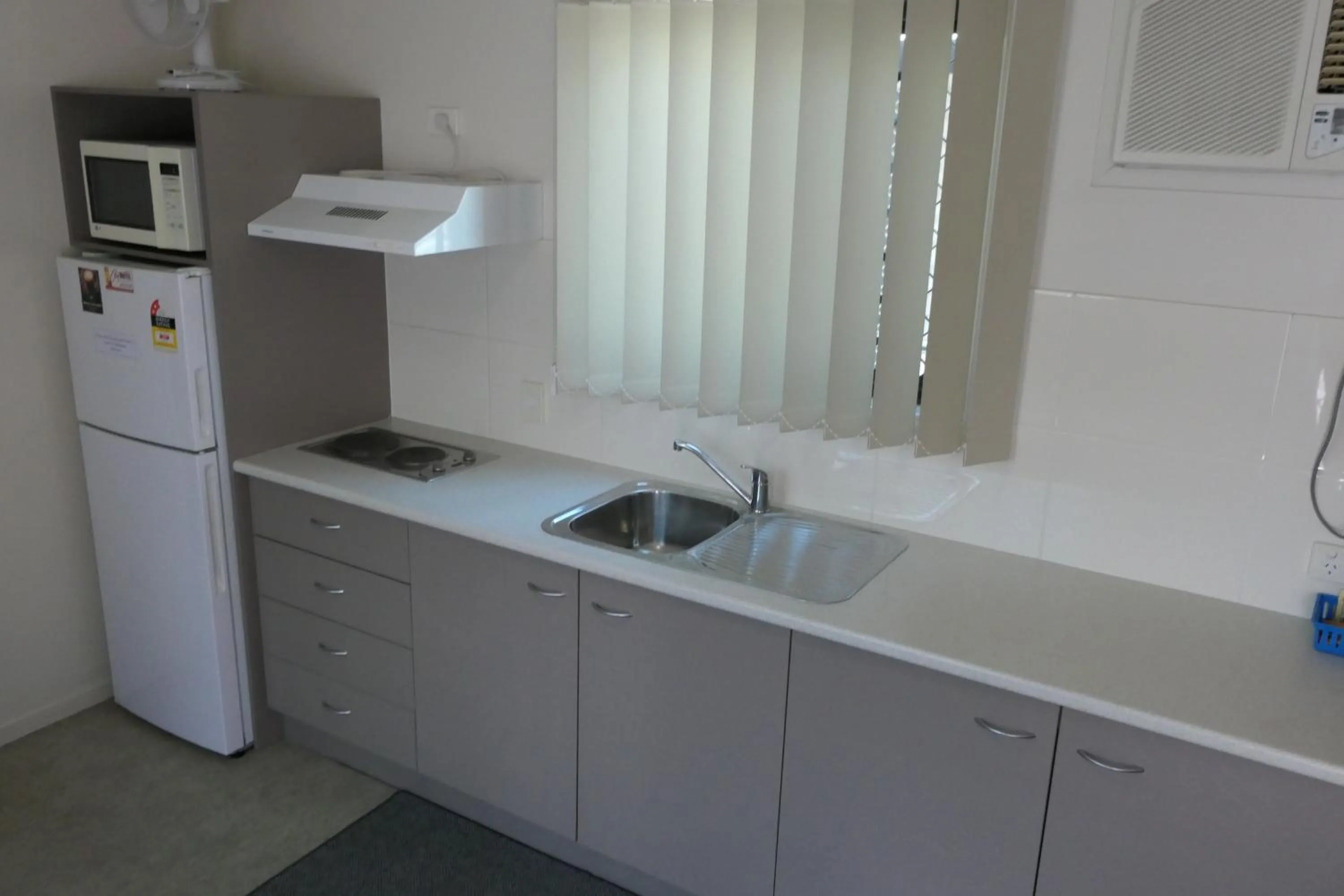 Kitchen or kitchenette in Mt Isa City Motel