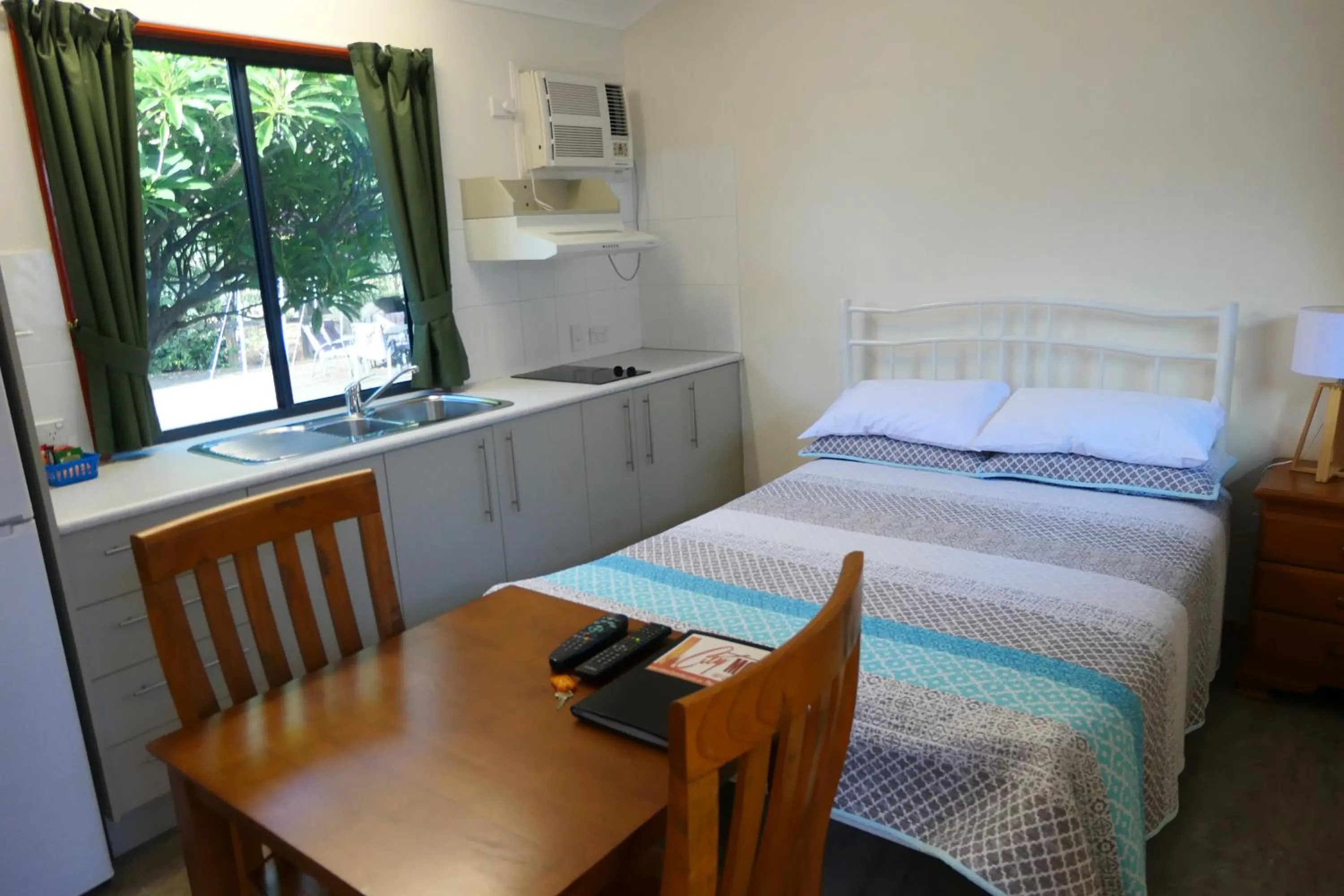 Kitchen or kitchenette, Bed in Mt Isa City Motel