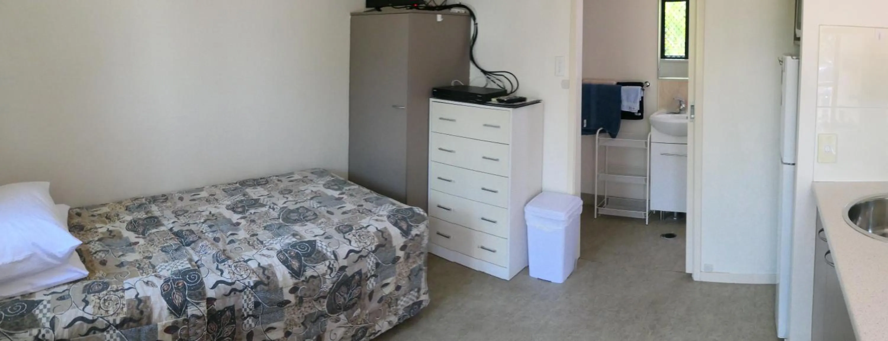 TV and multimedia, Bed in Mt Isa City Motel