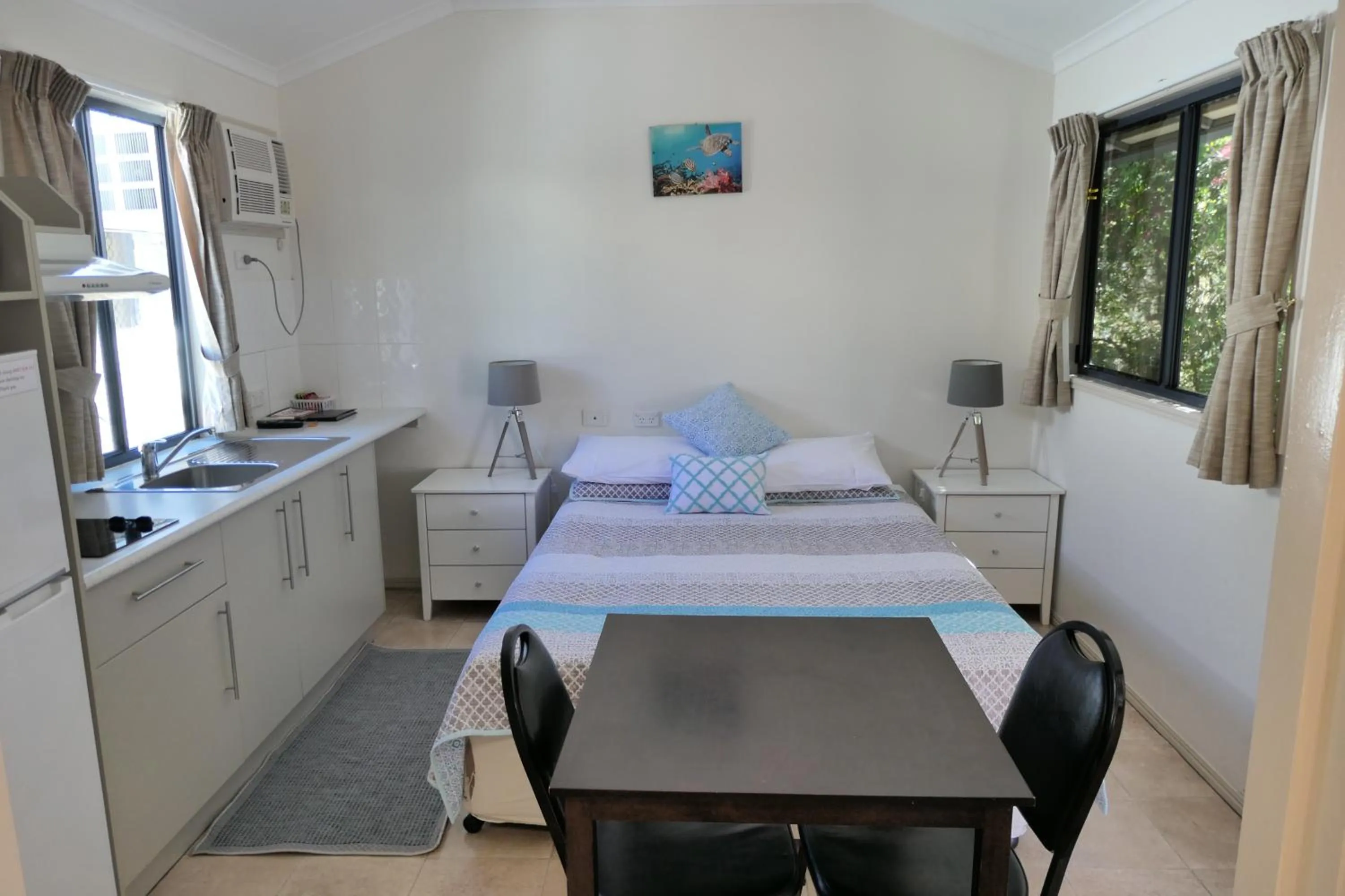 Kitchen or kitchenette, Bed in Mt Isa City Motel