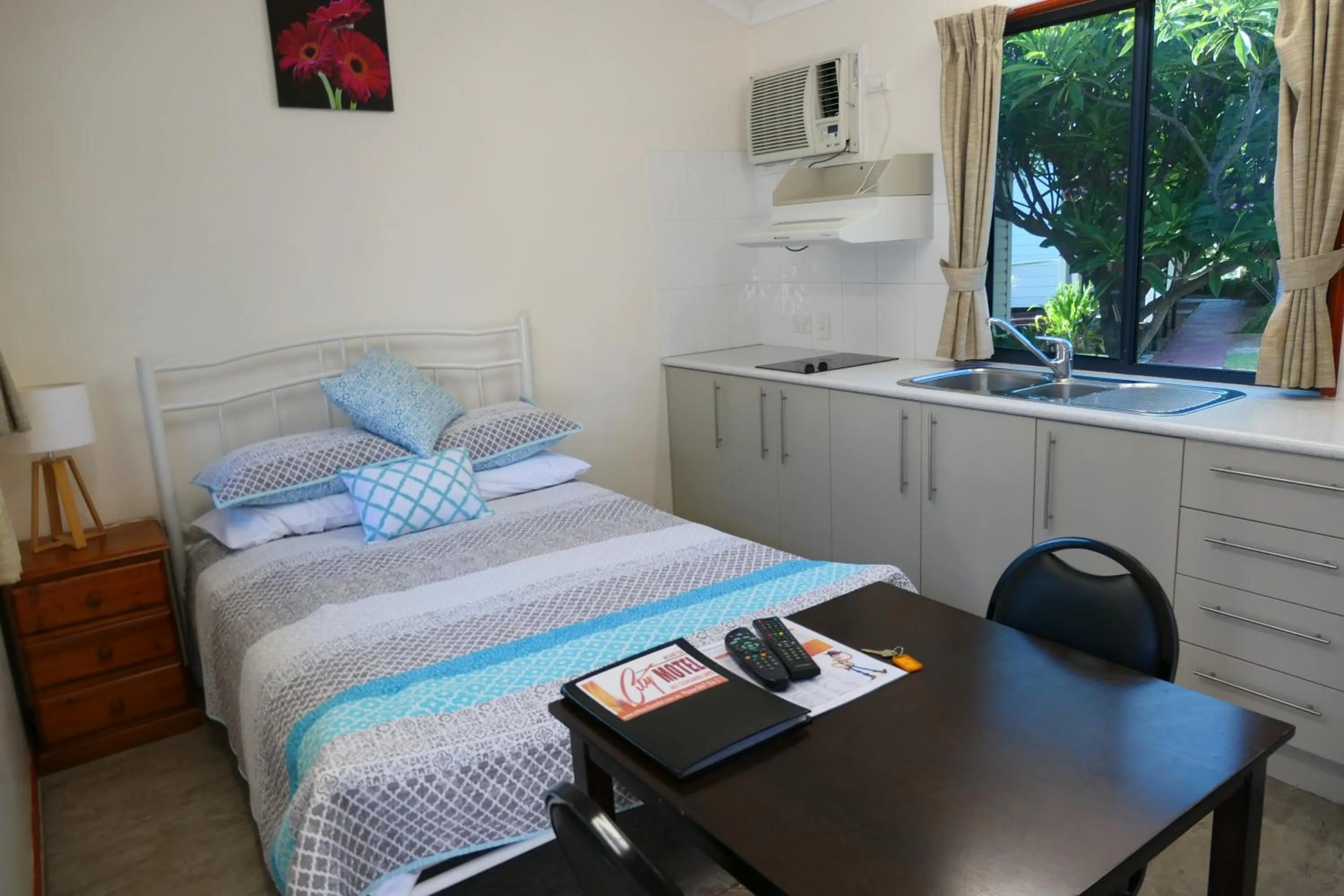 Kitchen or kitchenette, Bed in Mt Isa City Motel