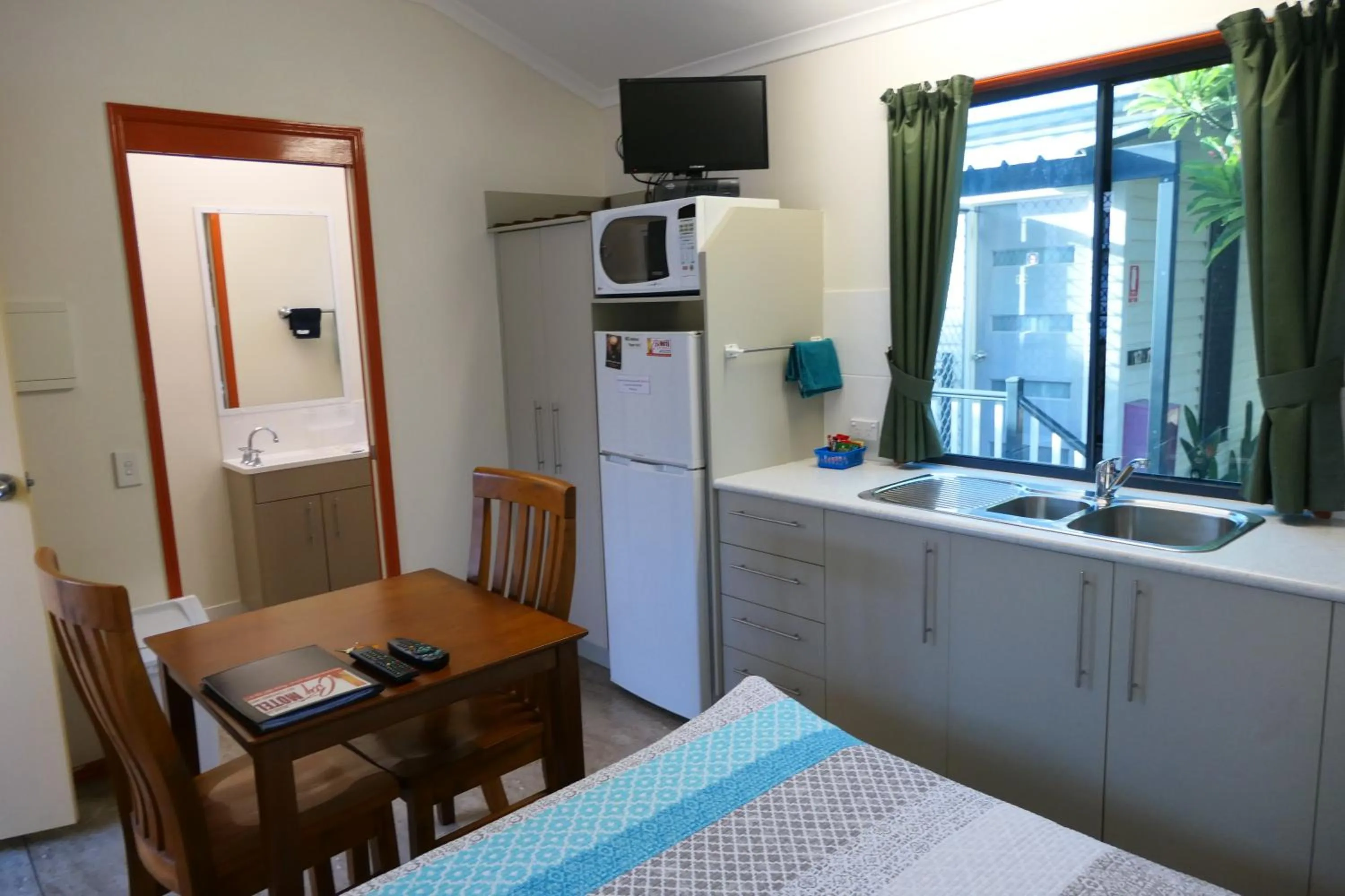 Kitchen or kitchenette in Mt Isa City Motel