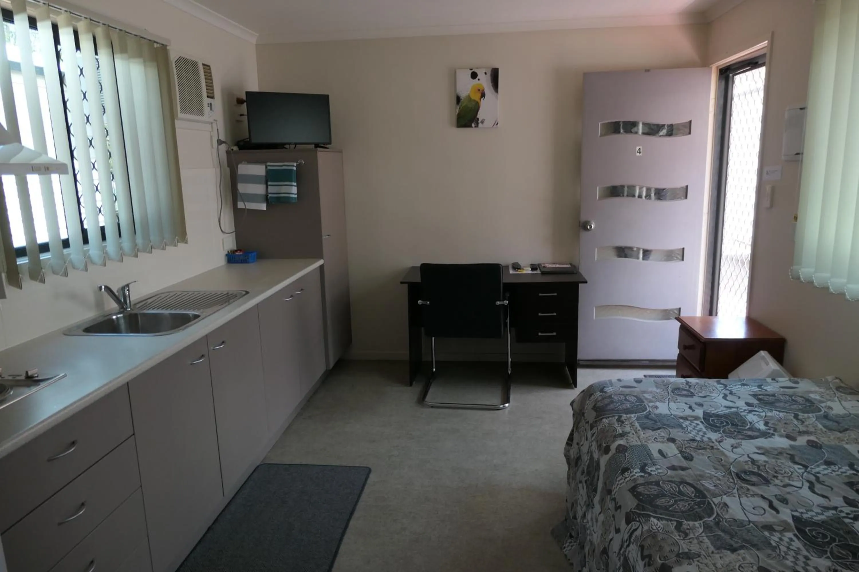 Kitchen or kitchenette, Bed in Mt Isa City Motel