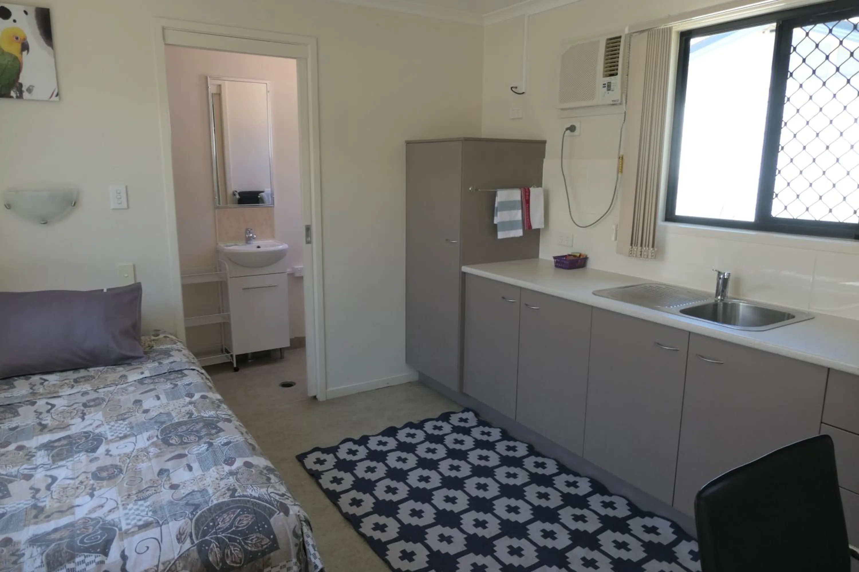 Kitchen or kitchenette, Bed in Mt Isa City Motel