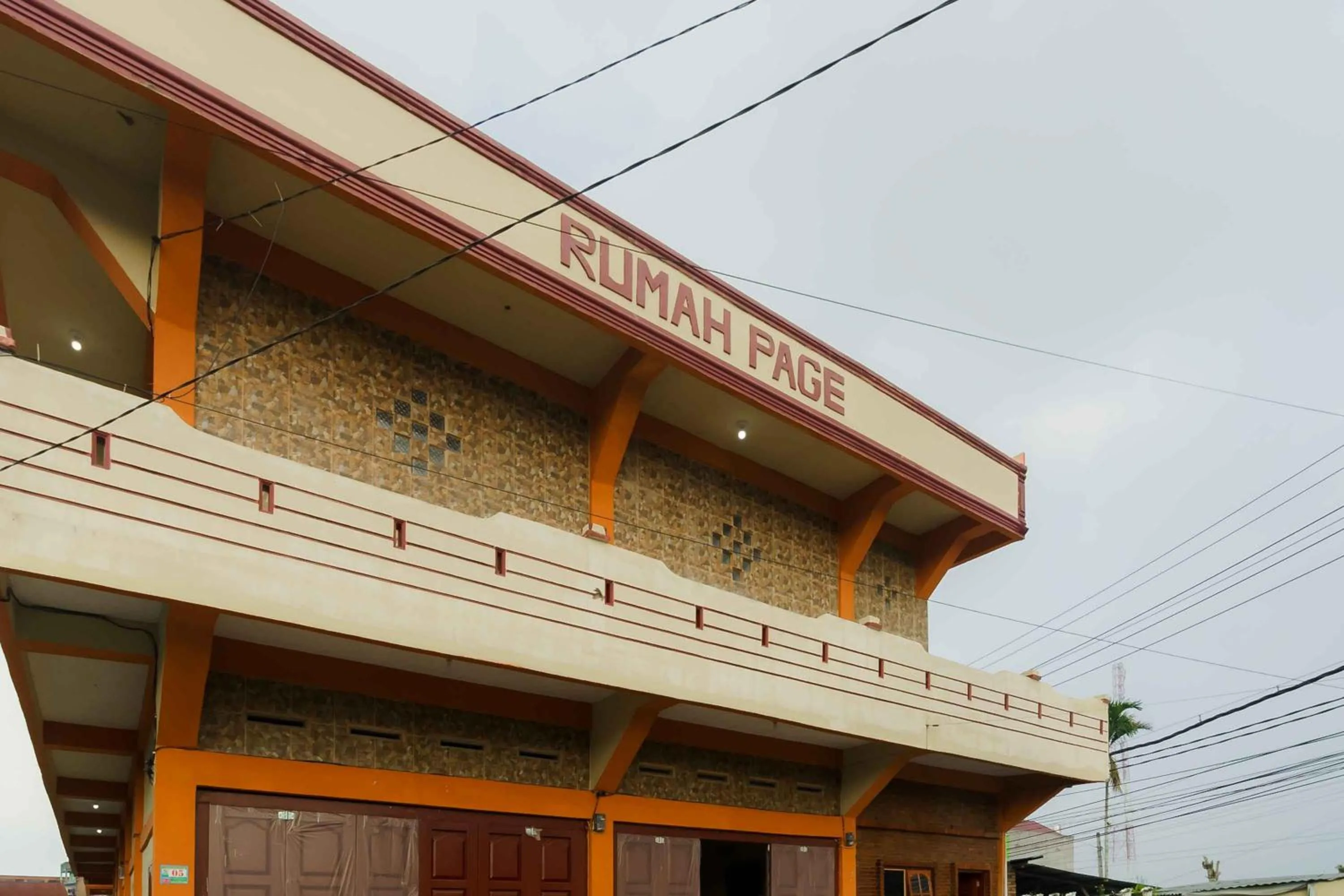 Facade/entrance in RedDoorz near Bukit Kubu Berastagi