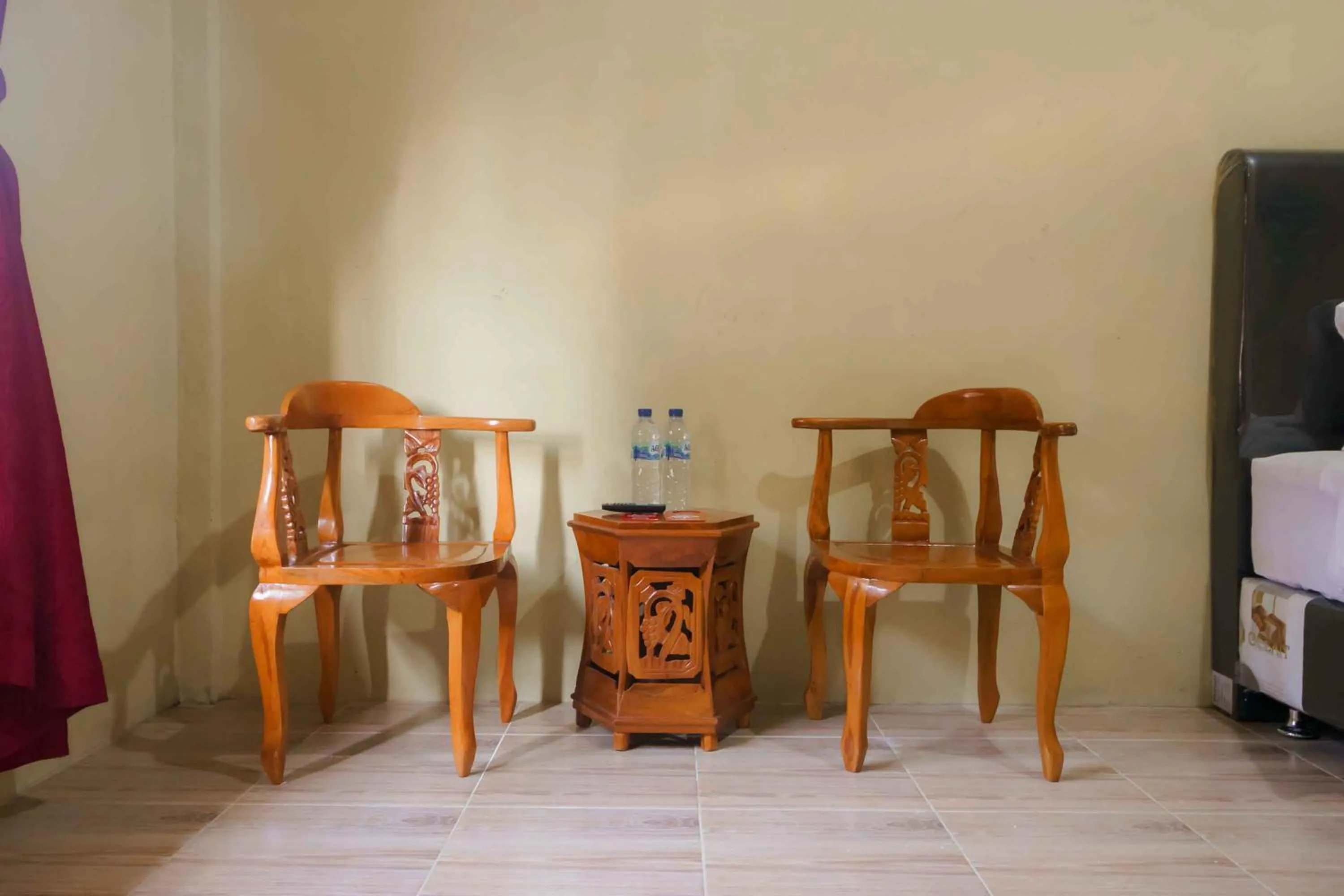 Seating area in RedDoorz near Bukit Kubu Berastagi