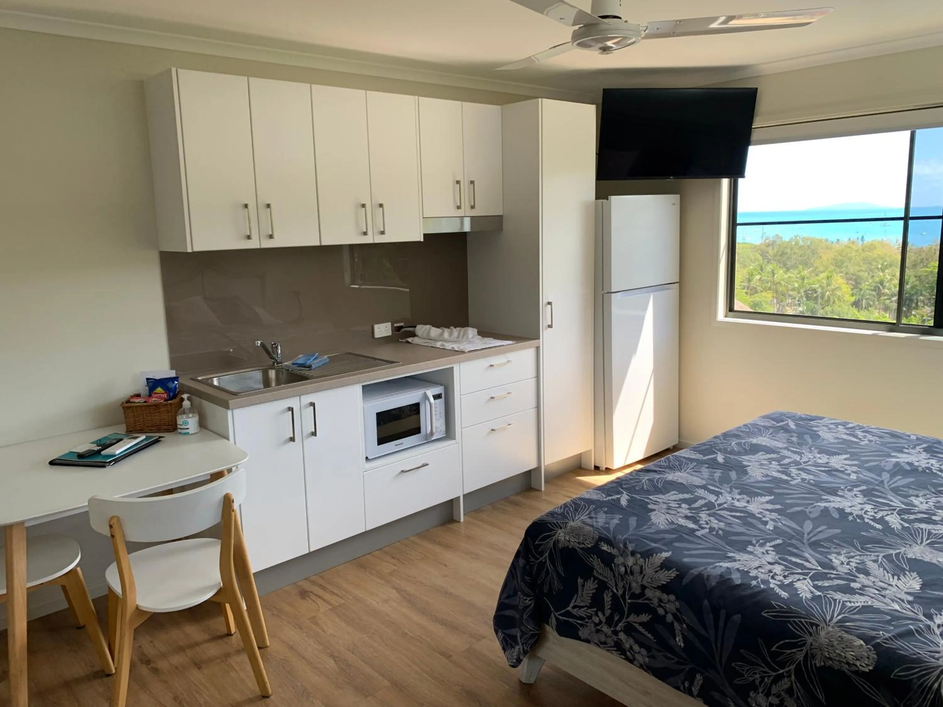 Kitchen or kitchenette, Bed in Island Views