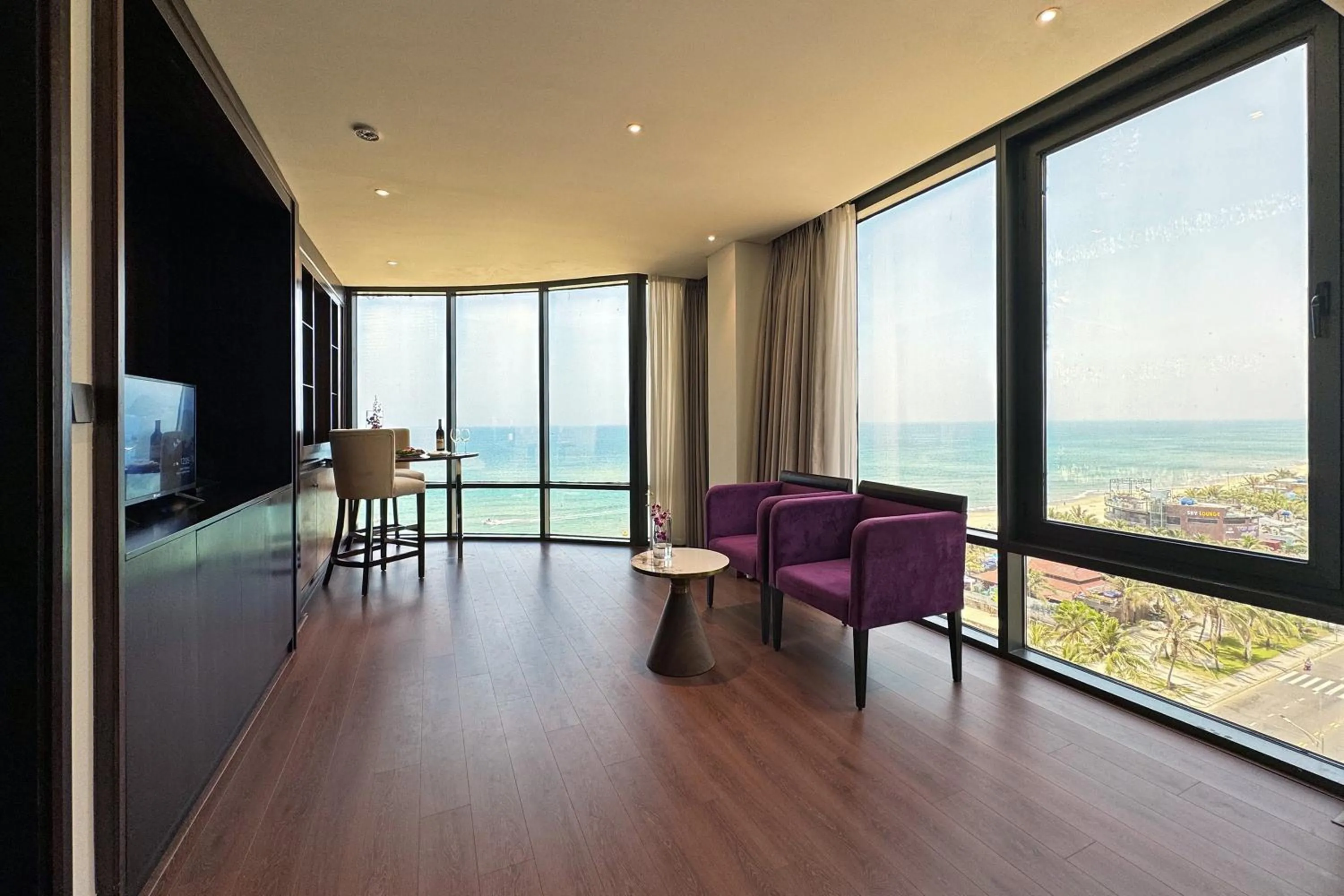 TV and multimedia in Holiday Beach Hotel Danang