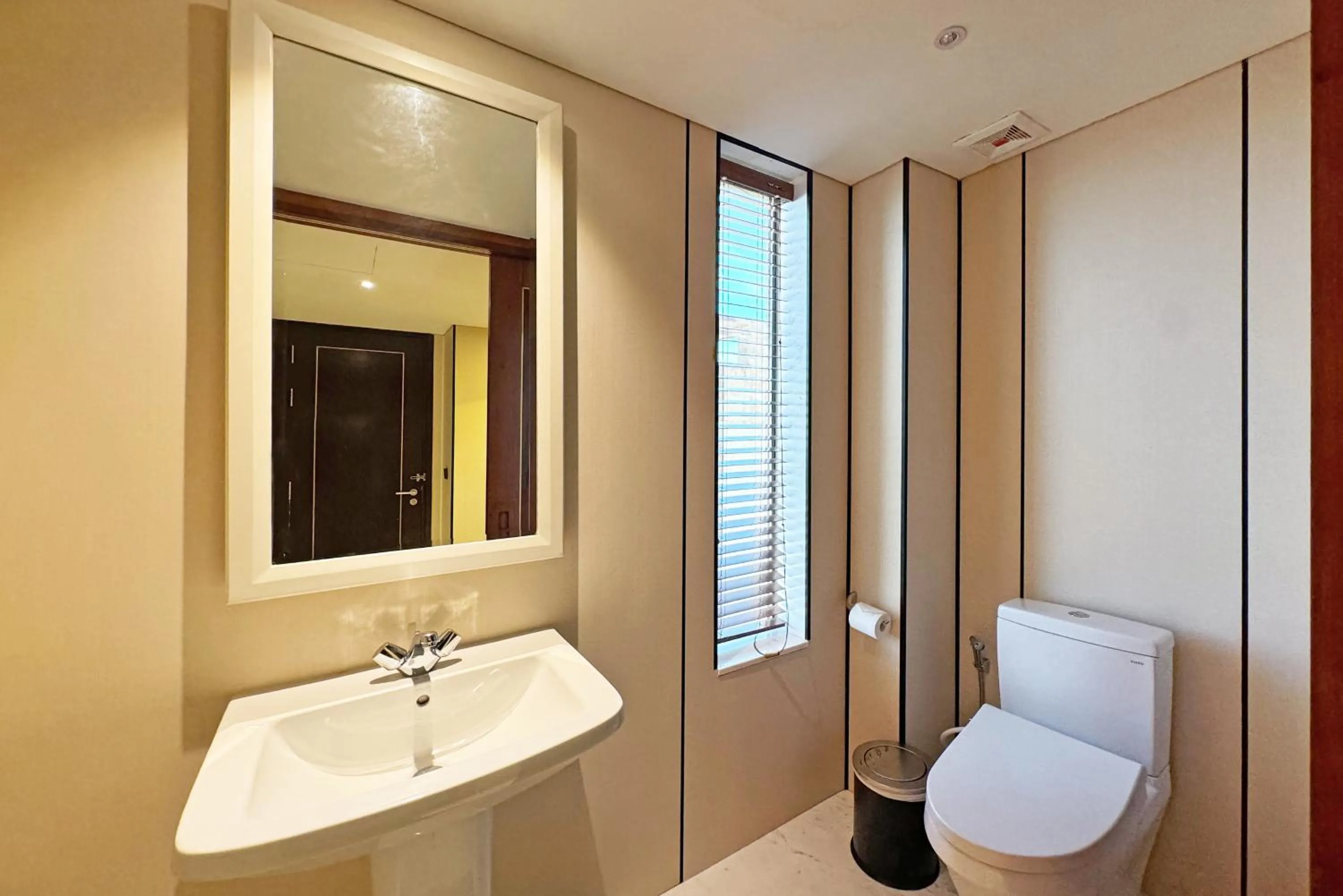 Toilet in Holiday Beach Hotel Danang