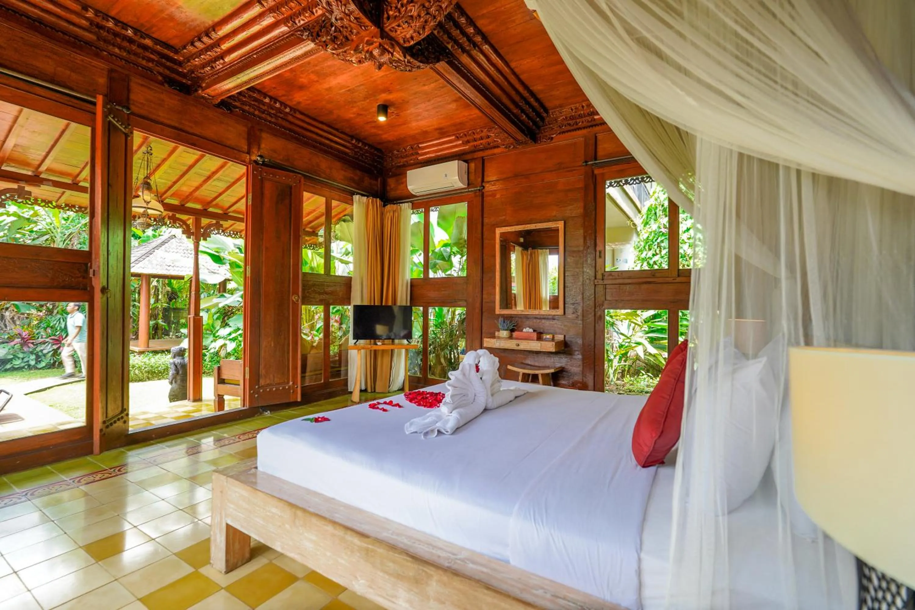 Photo of the whole room, Bed in Ubud Heaven Penestanan