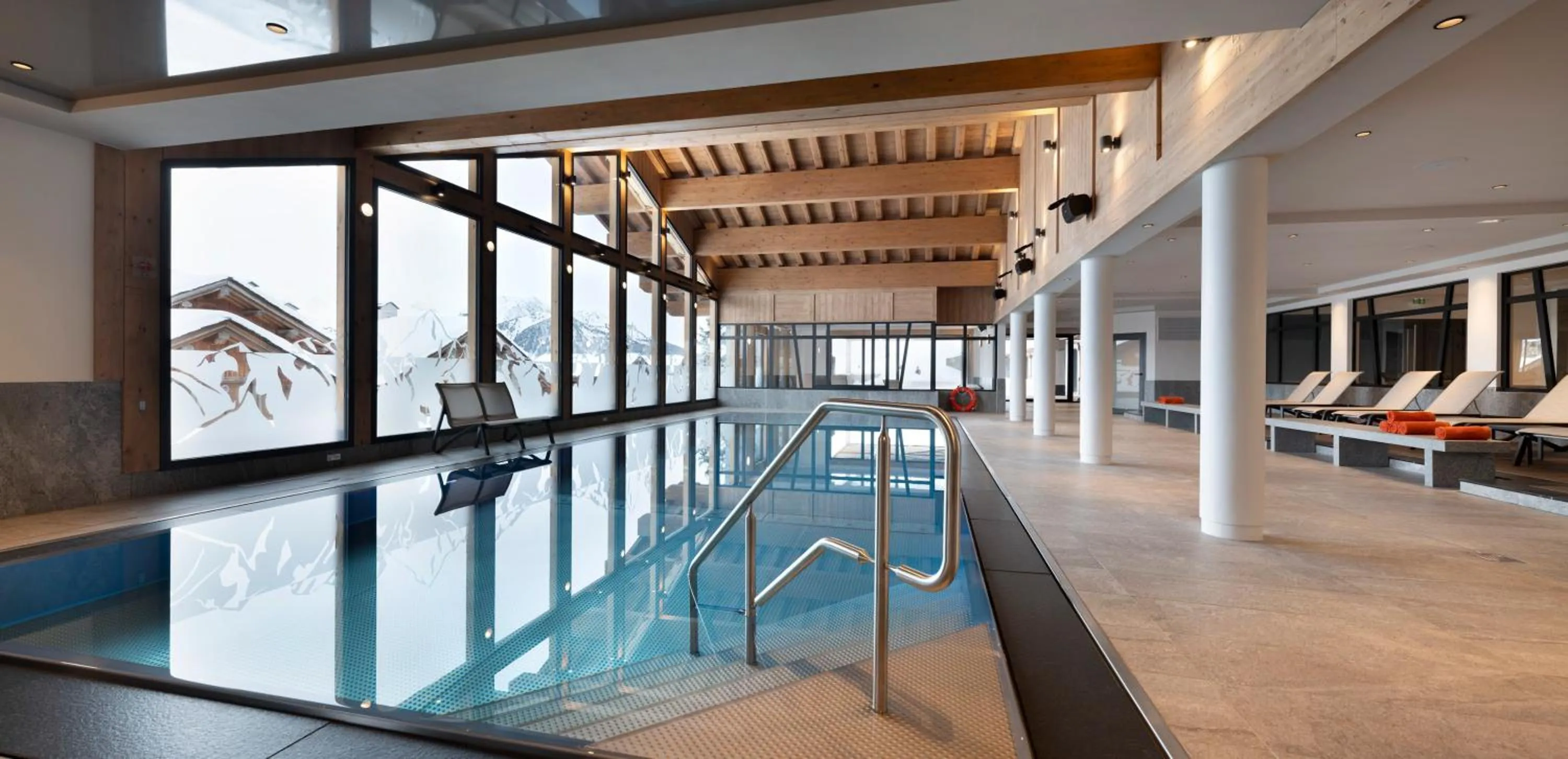 Swimming pool in MGM Hôtels & Résidences - Résidence Alpen Lodge