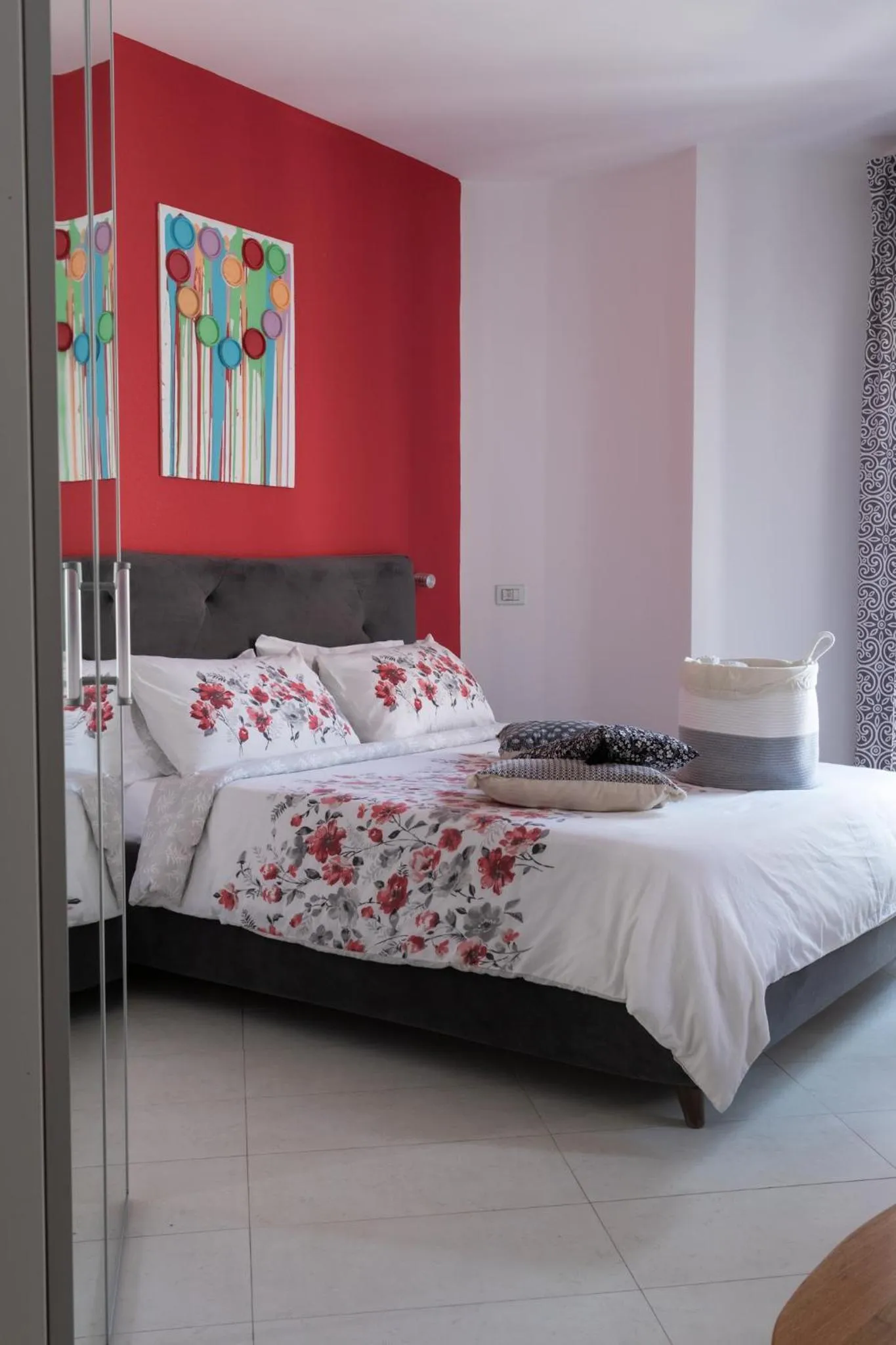 Photo of the whole room, Bed in Intra Rooms