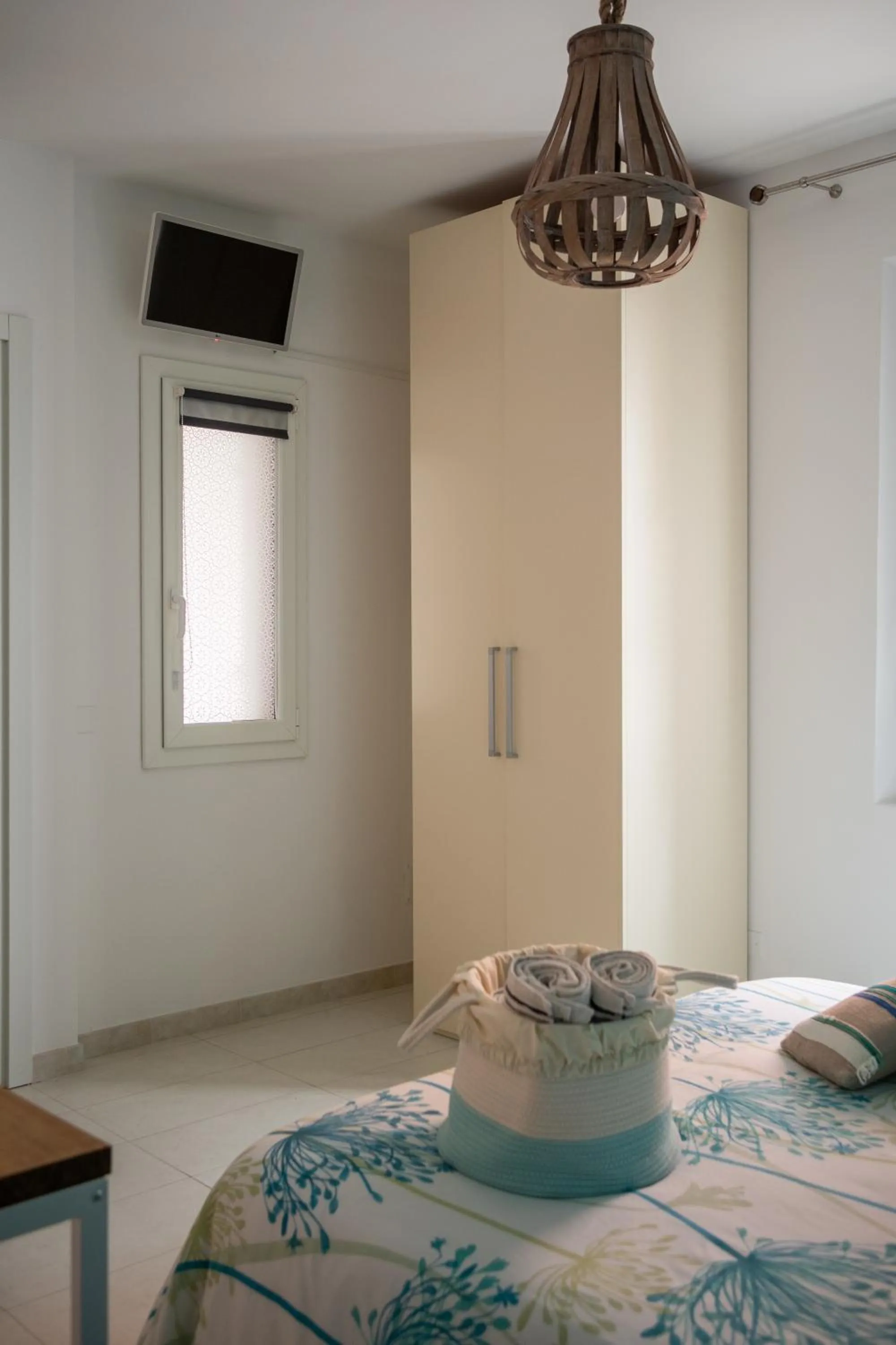 Photo of the whole room, Bed in Intra Rooms