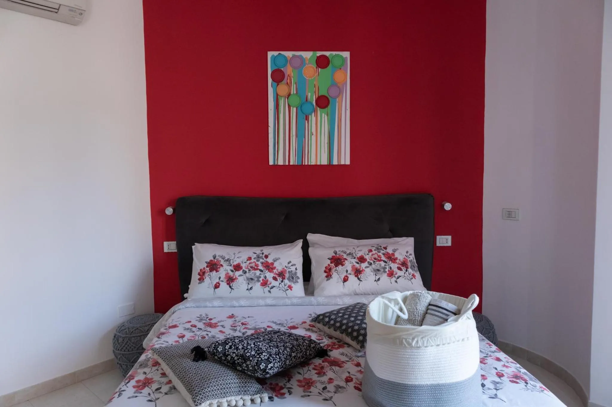 Photo of the whole room, Bed in Intra Rooms